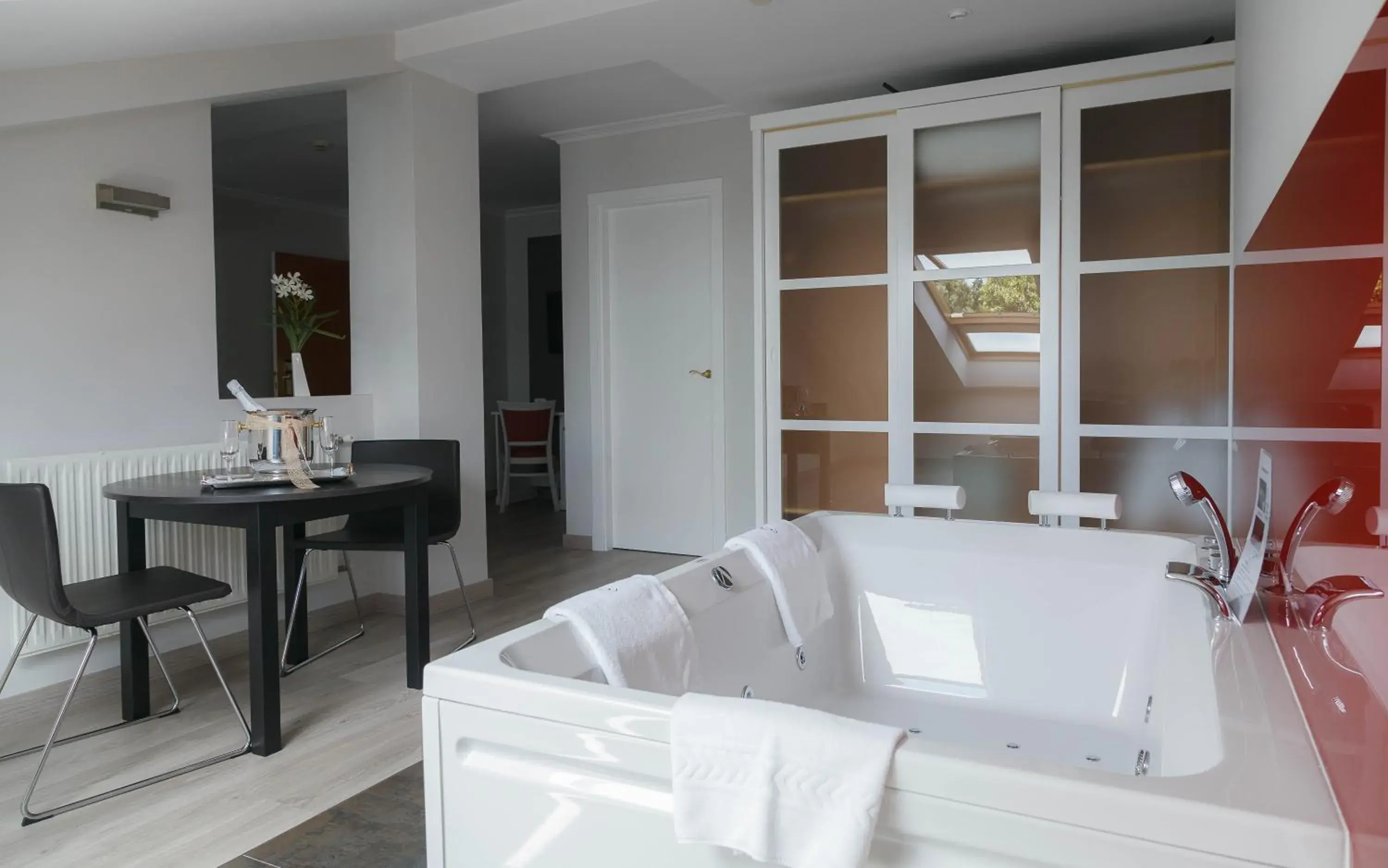 Queen Suite with Spa Bath in Hotel Lombiña Queen Suite with Spa Bath in Hotel Lombiña