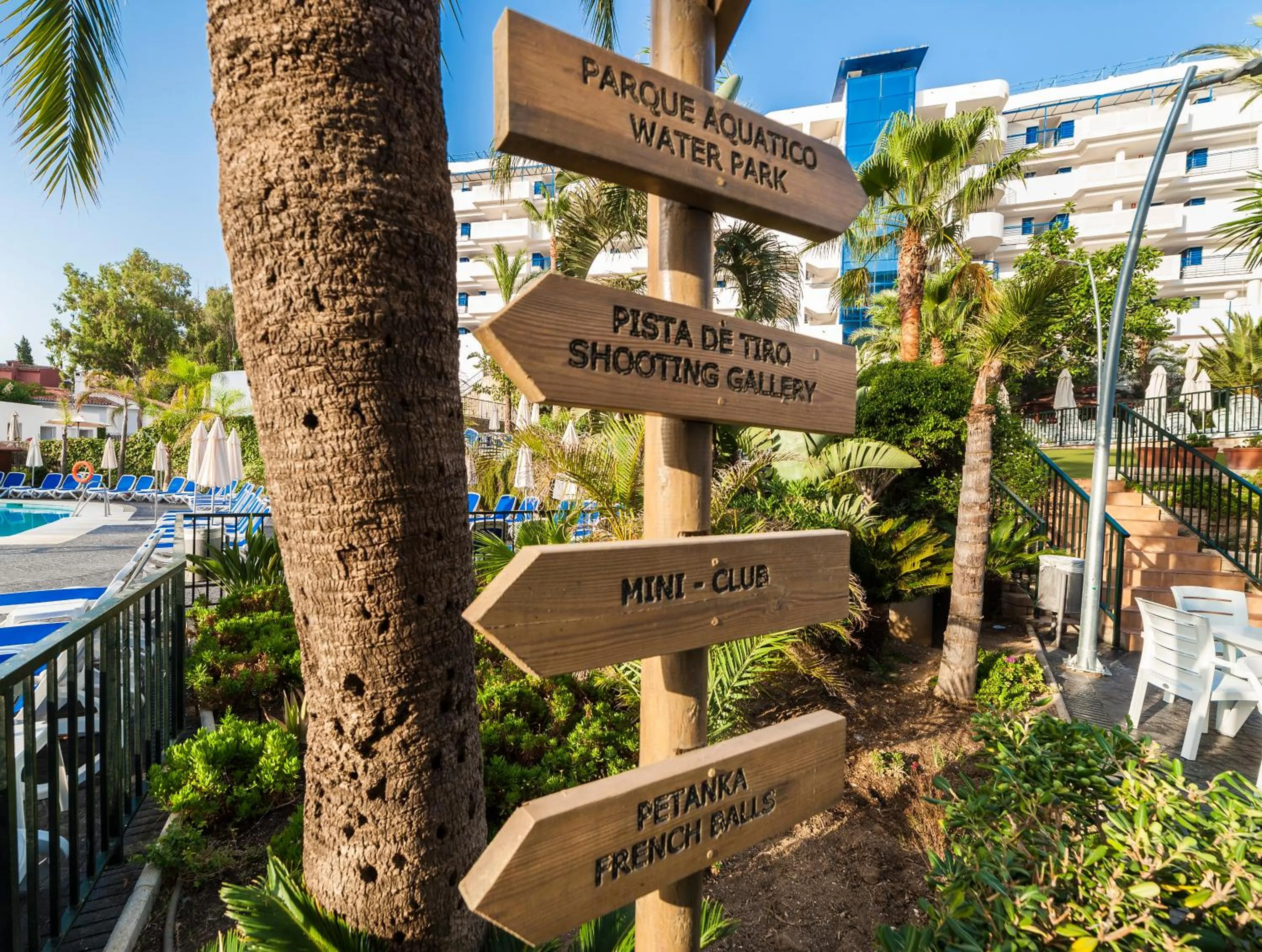 Entertainment in Globales Los Patos Park