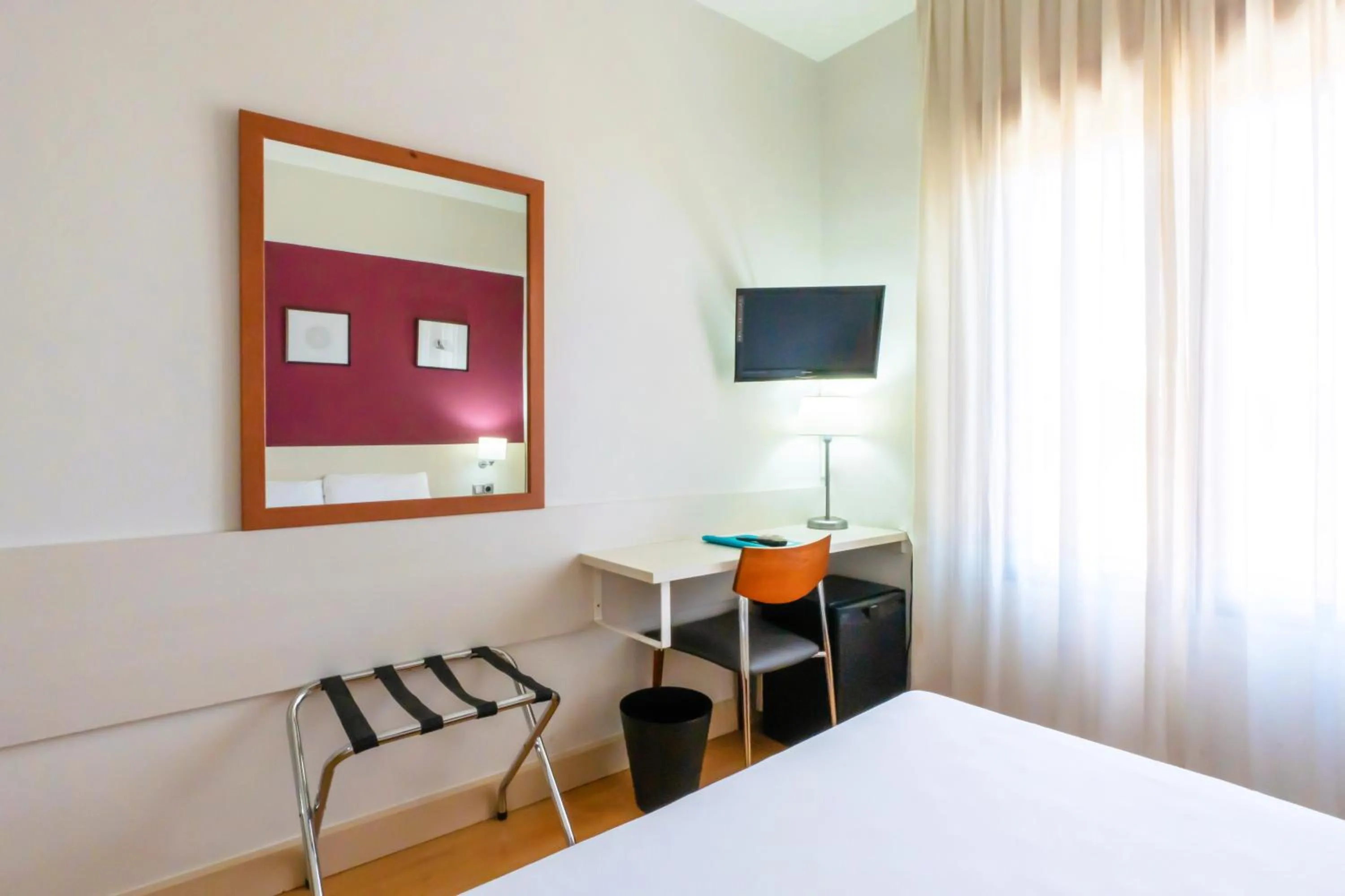 minibar, Bed in Hotel Palacios