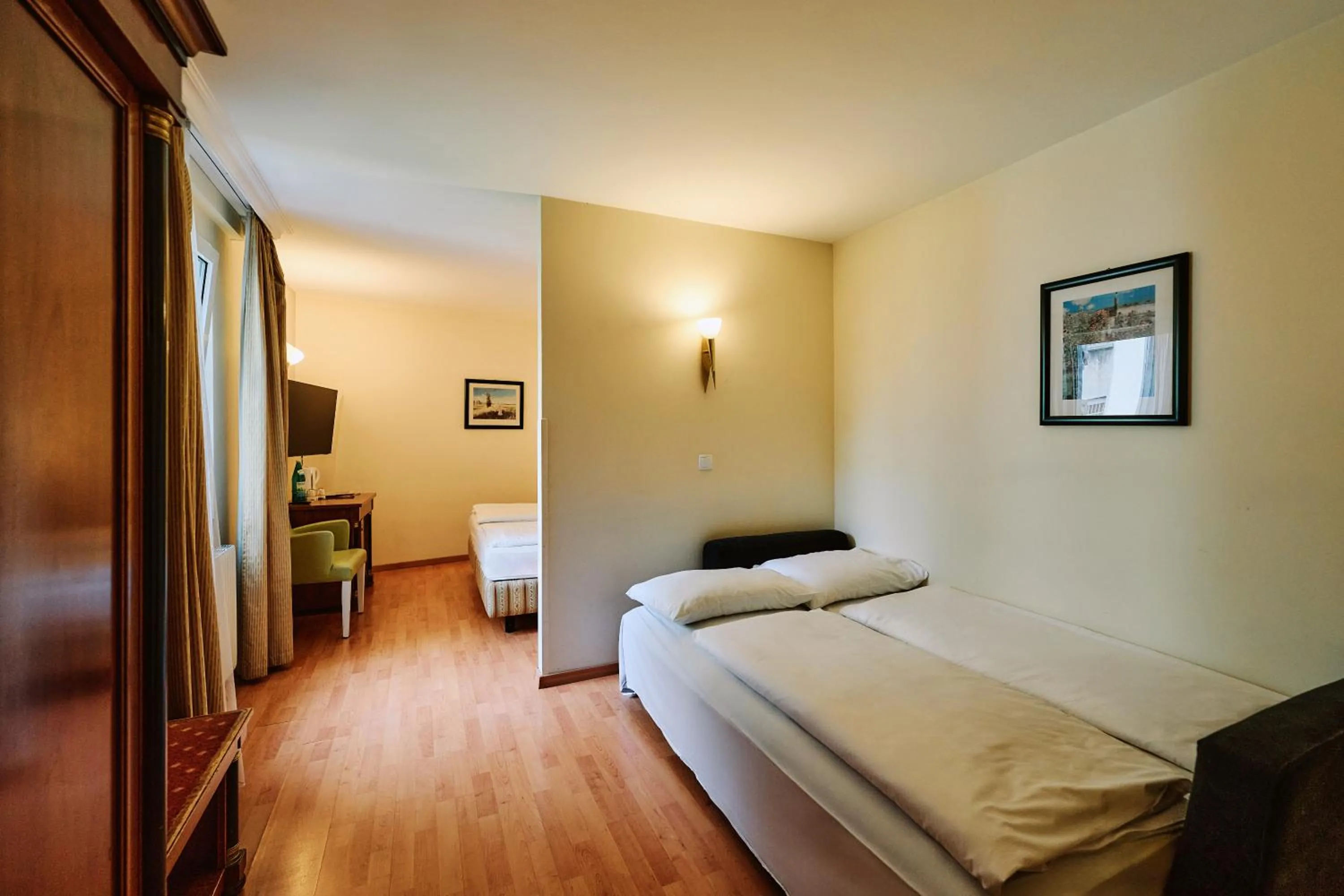 Photo of the whole room, Bed in Hotel Deutschmeister