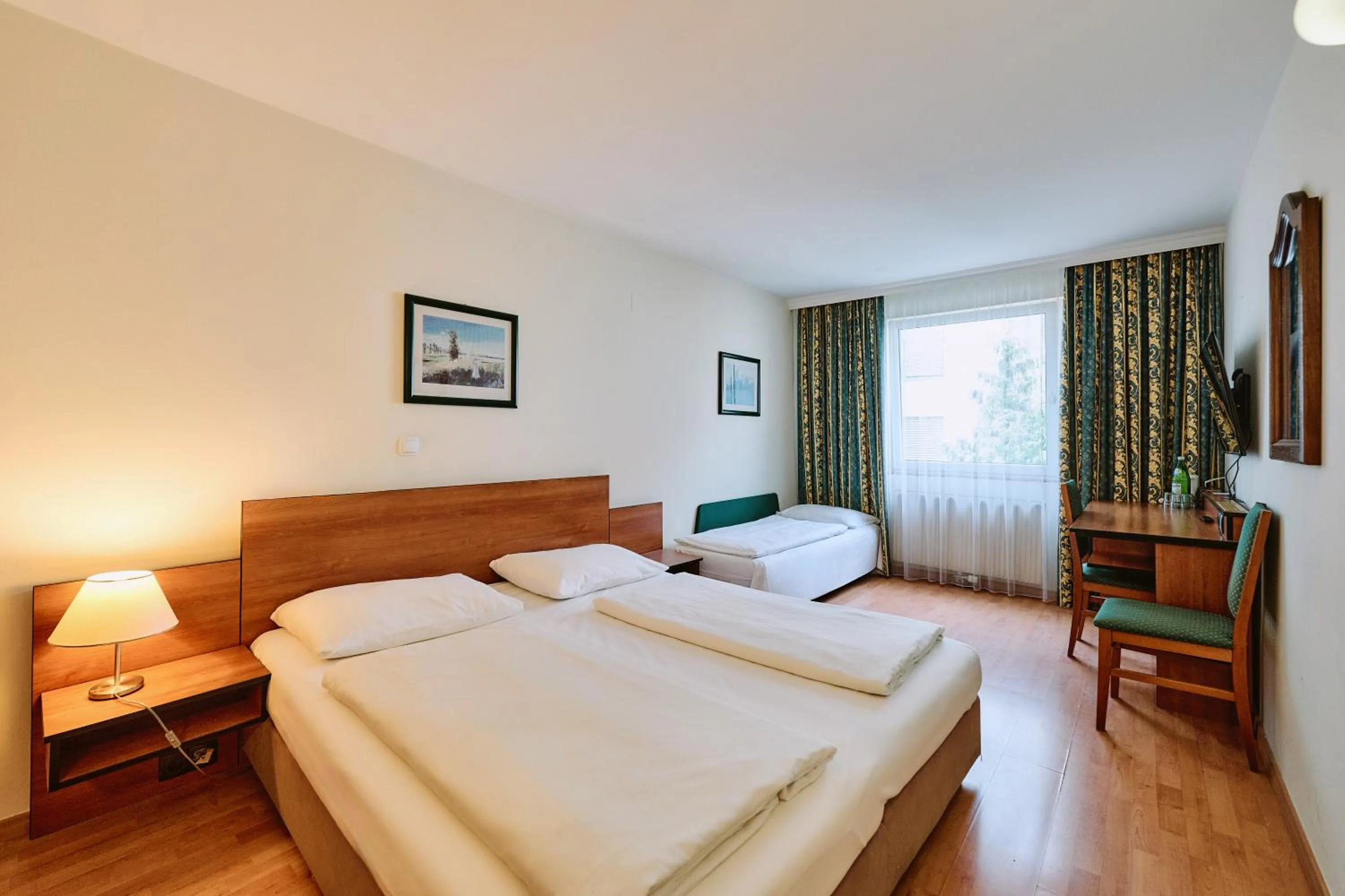 Photo of the whole room, Bed in Hotel Deutschmeister