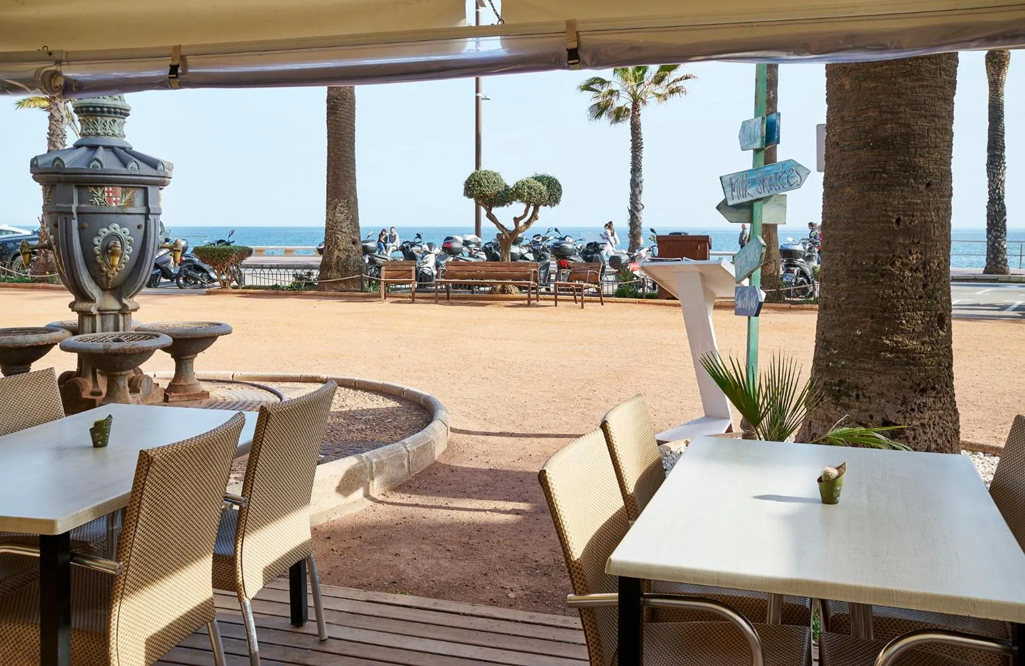 Restaurant/places to eat in URH Excelsior