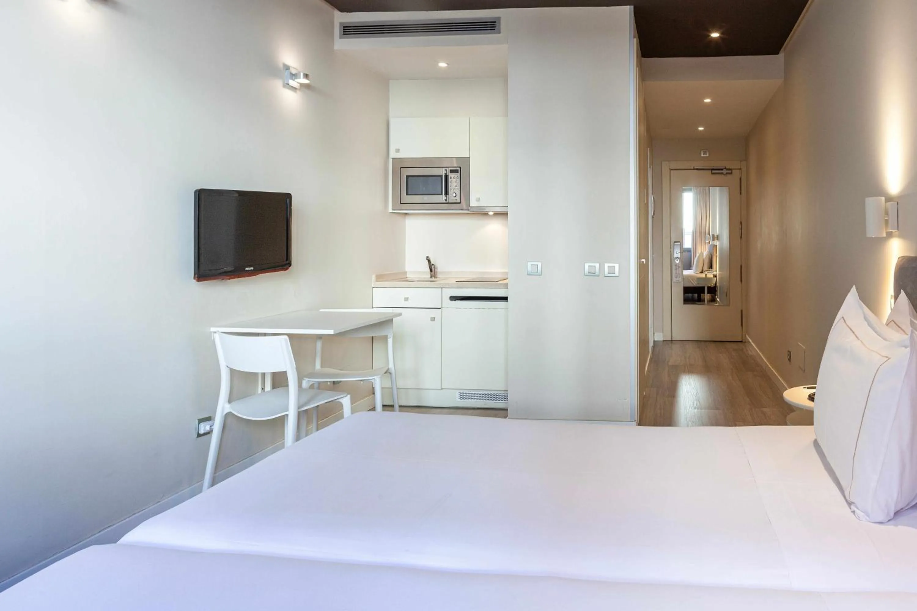 Facility for disabled guests, Bed in Suites Viena Plaza de España