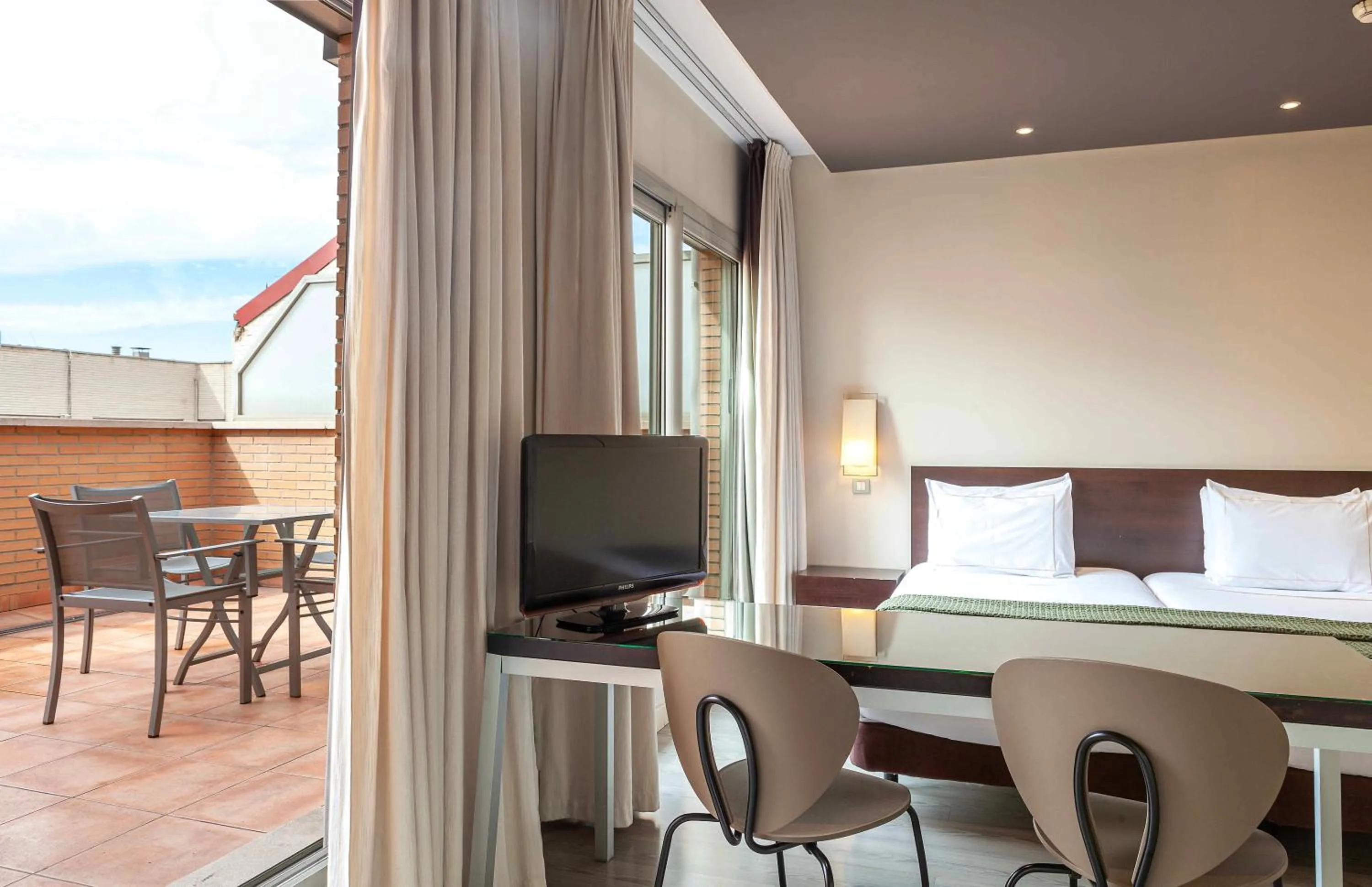 Photo of the whole room in Suites Viena Plaza de España