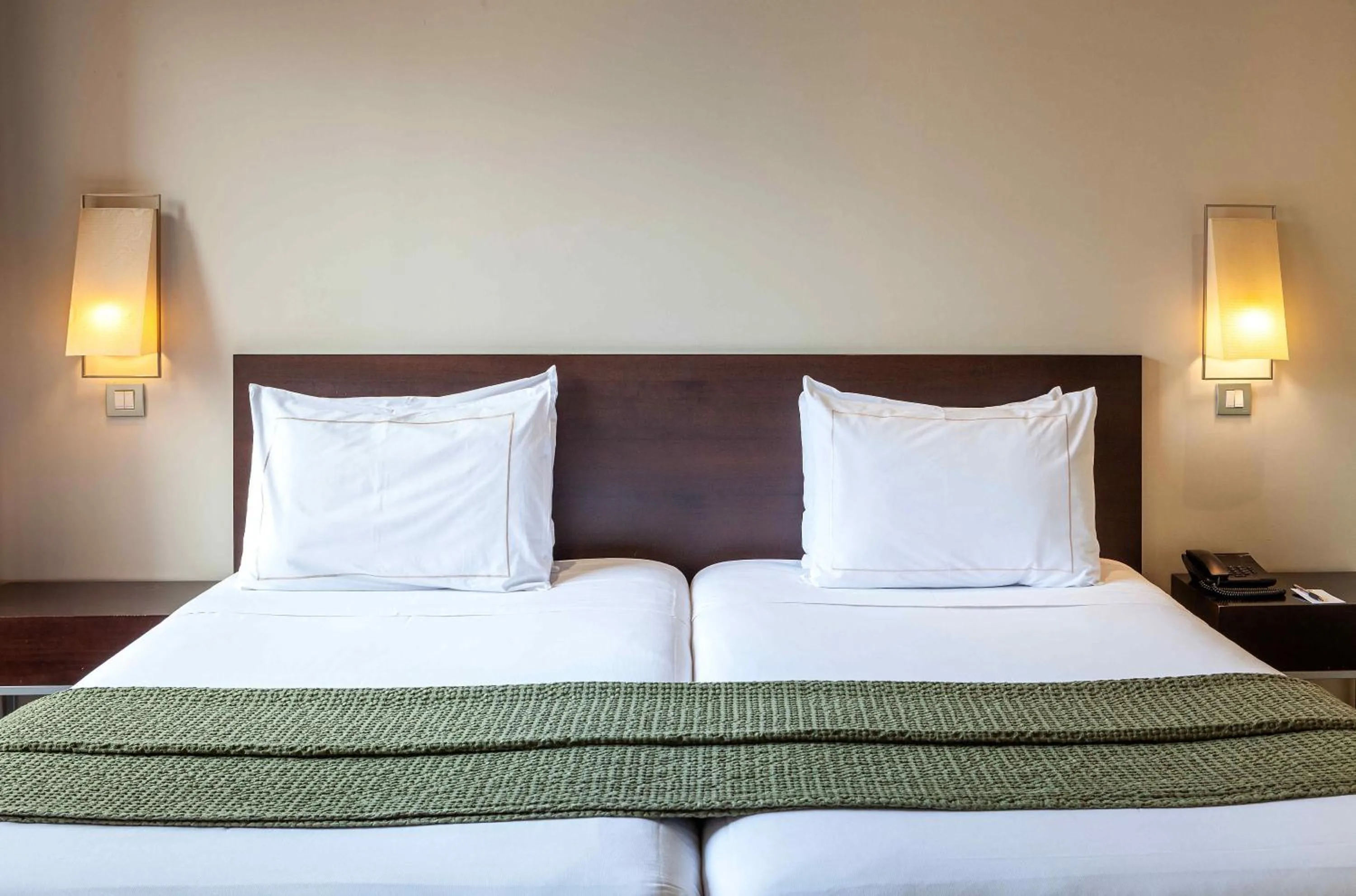 Photo of the whole room, Bed in Suites Viena Plaza de España