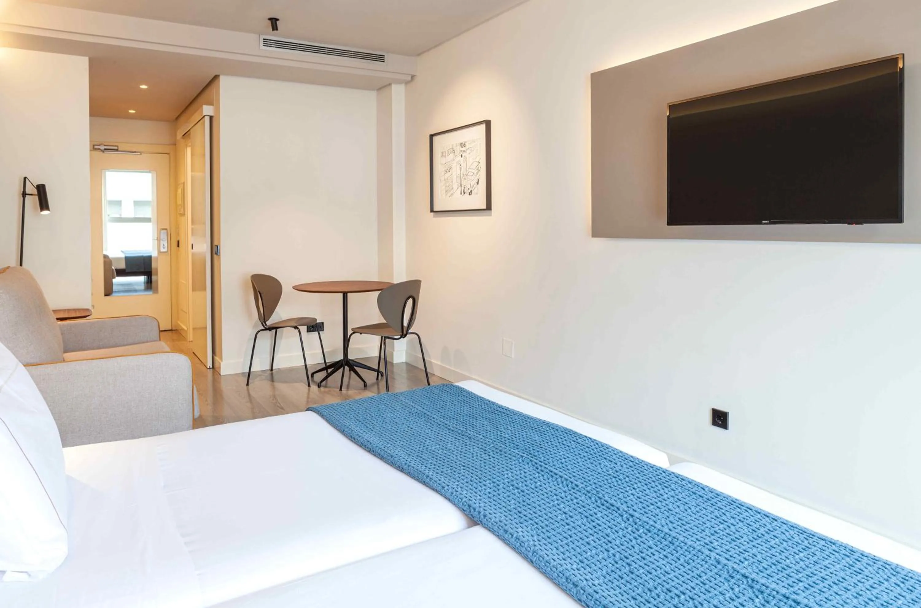 Photo of the whole room, Bed in Suites Viena Plaza de España