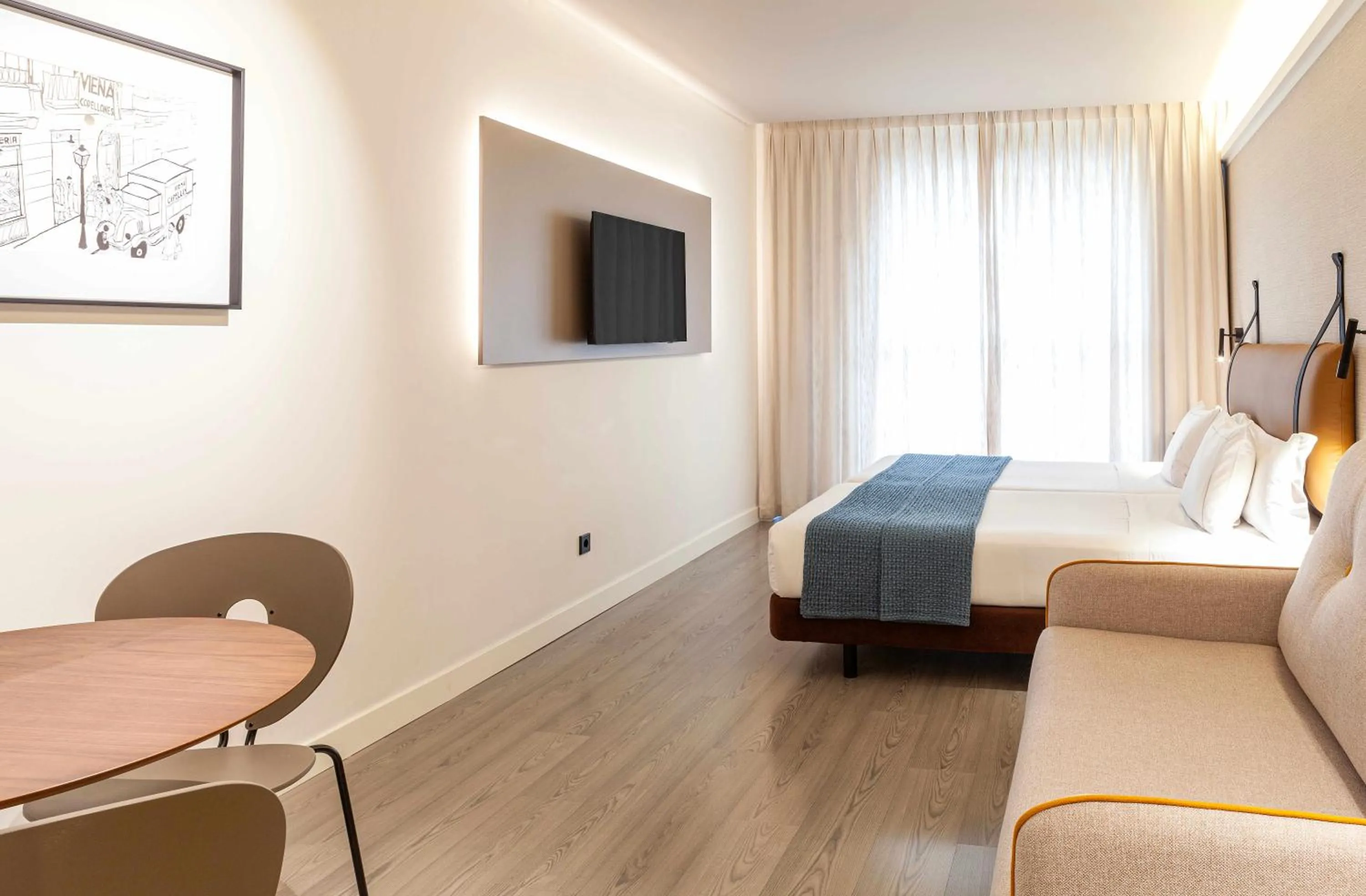 Photo of the whole room, Bed in Suites Viena Plaza de España