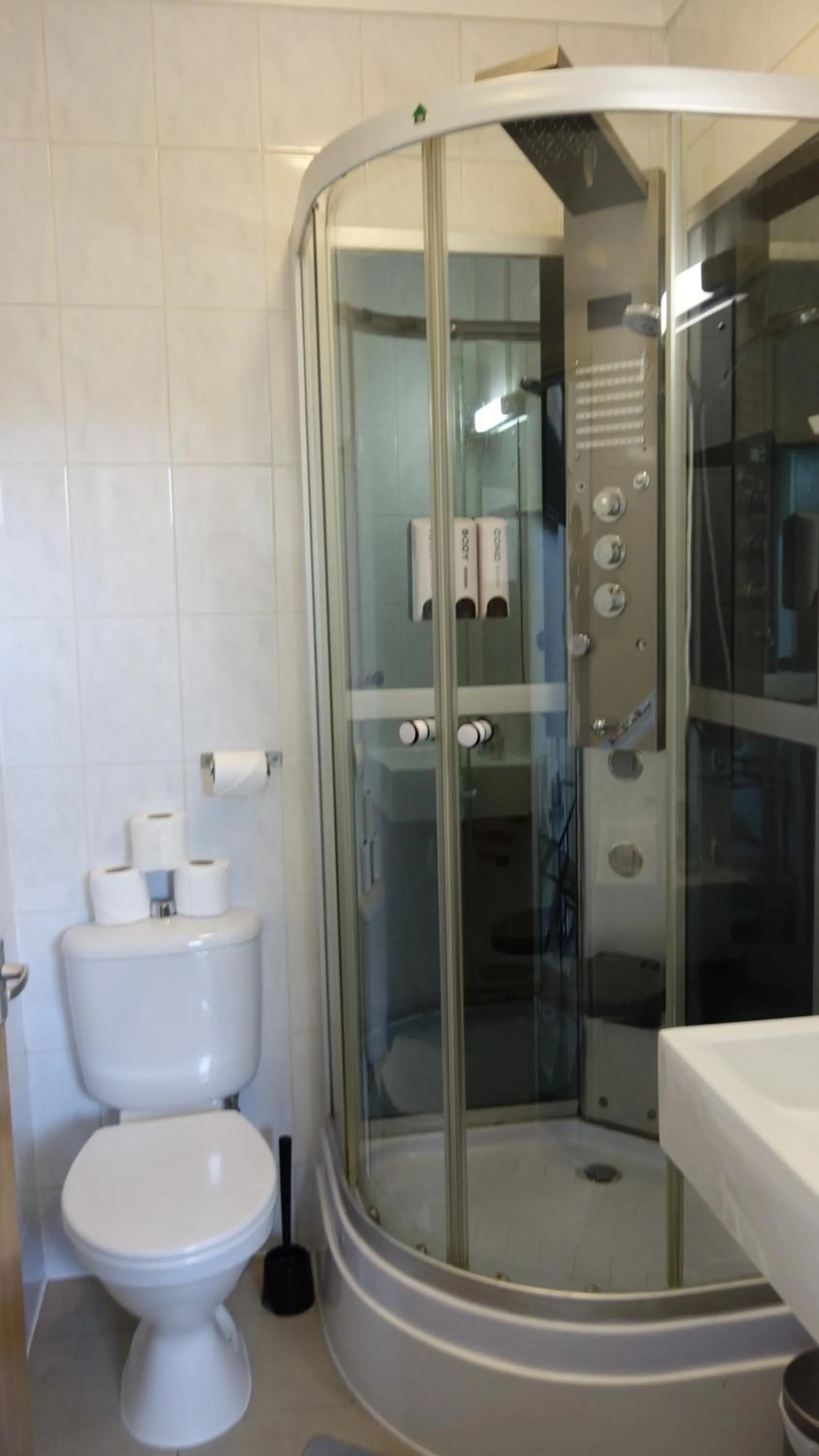 Shower in Abbey Point Hotel