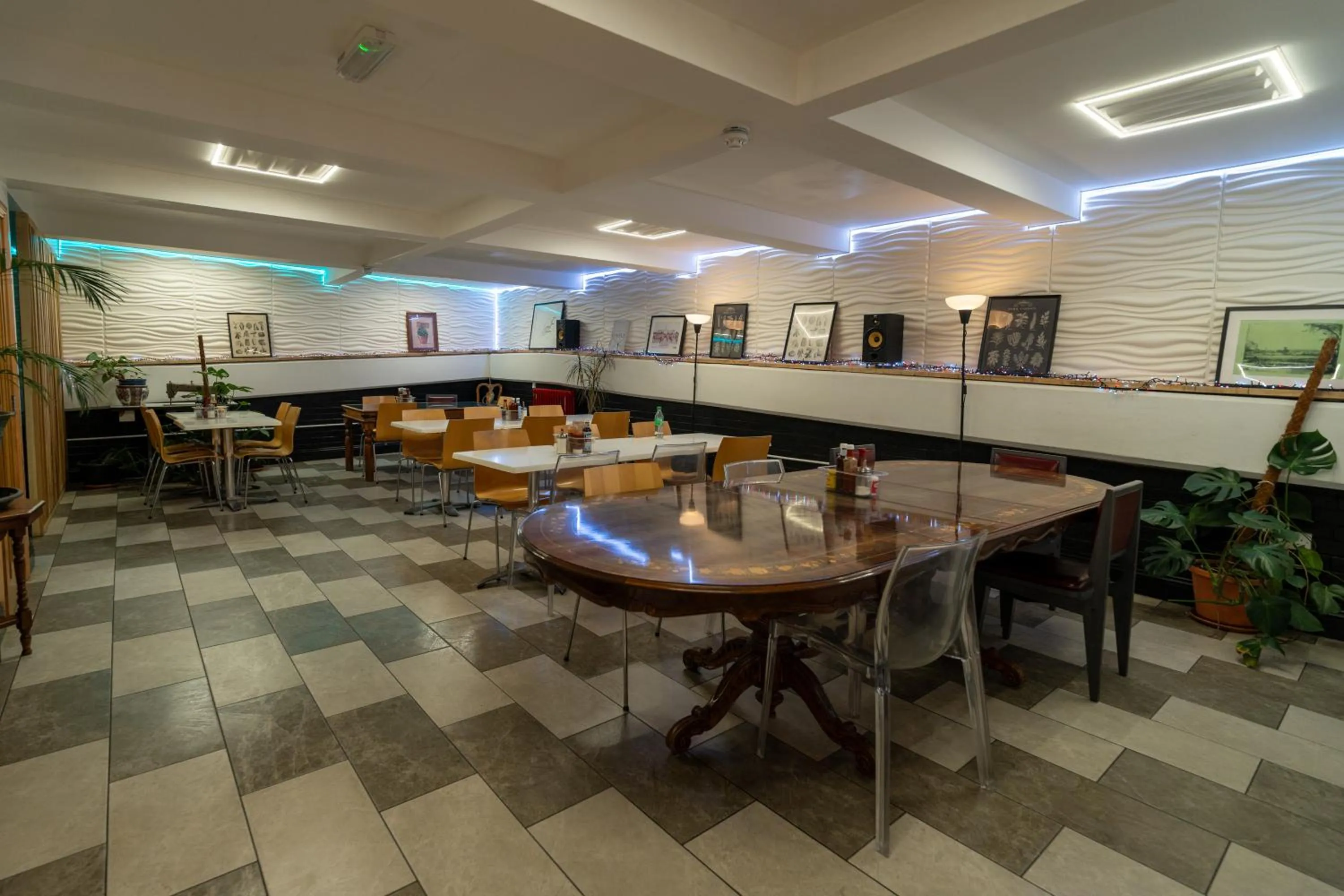 Restaurant/places to eat in Abbey Point Hotel