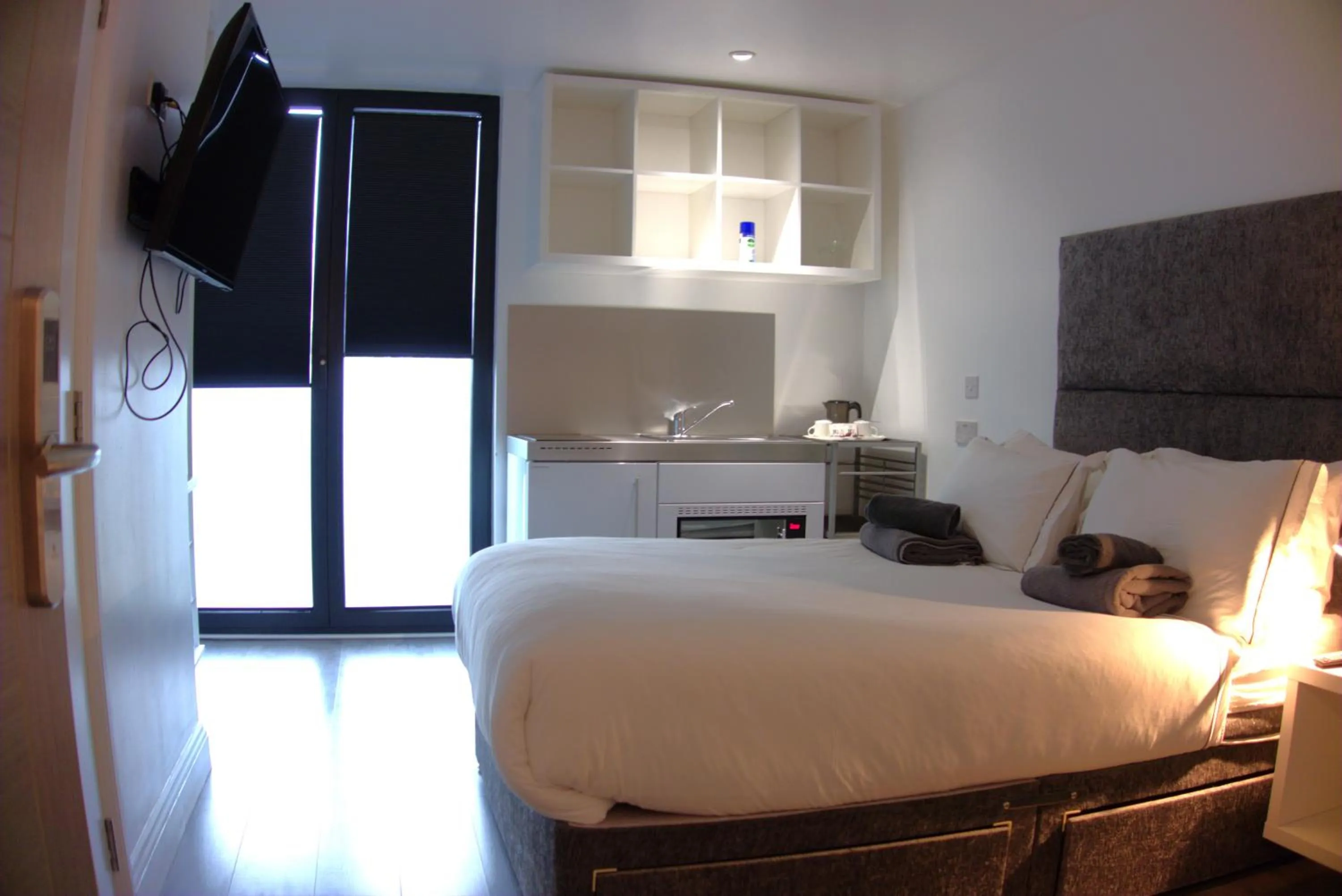 Kitchen or kitchenette, Bed in Abbey Point Hotel