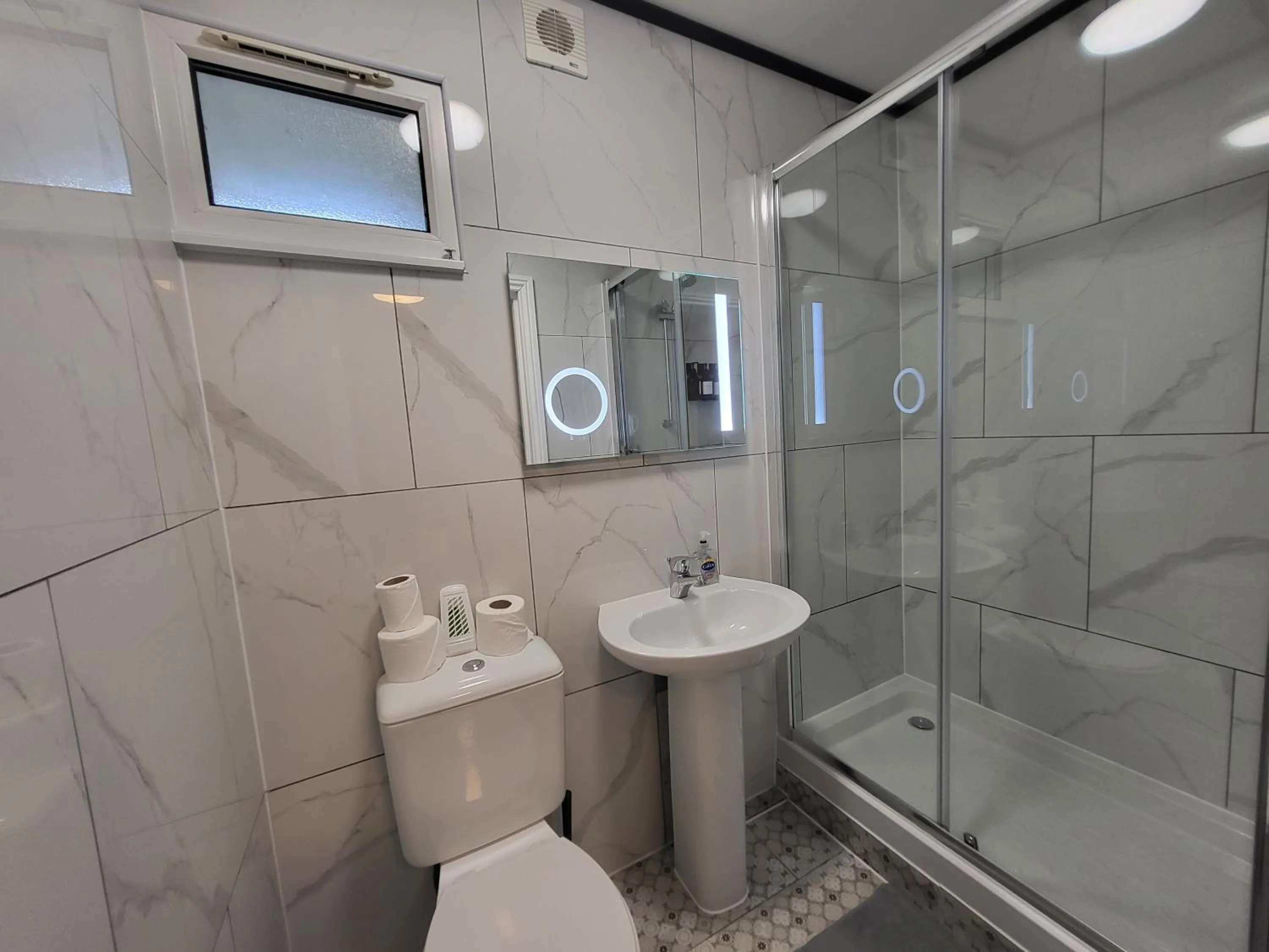 Shower in Abbey Point Hotel