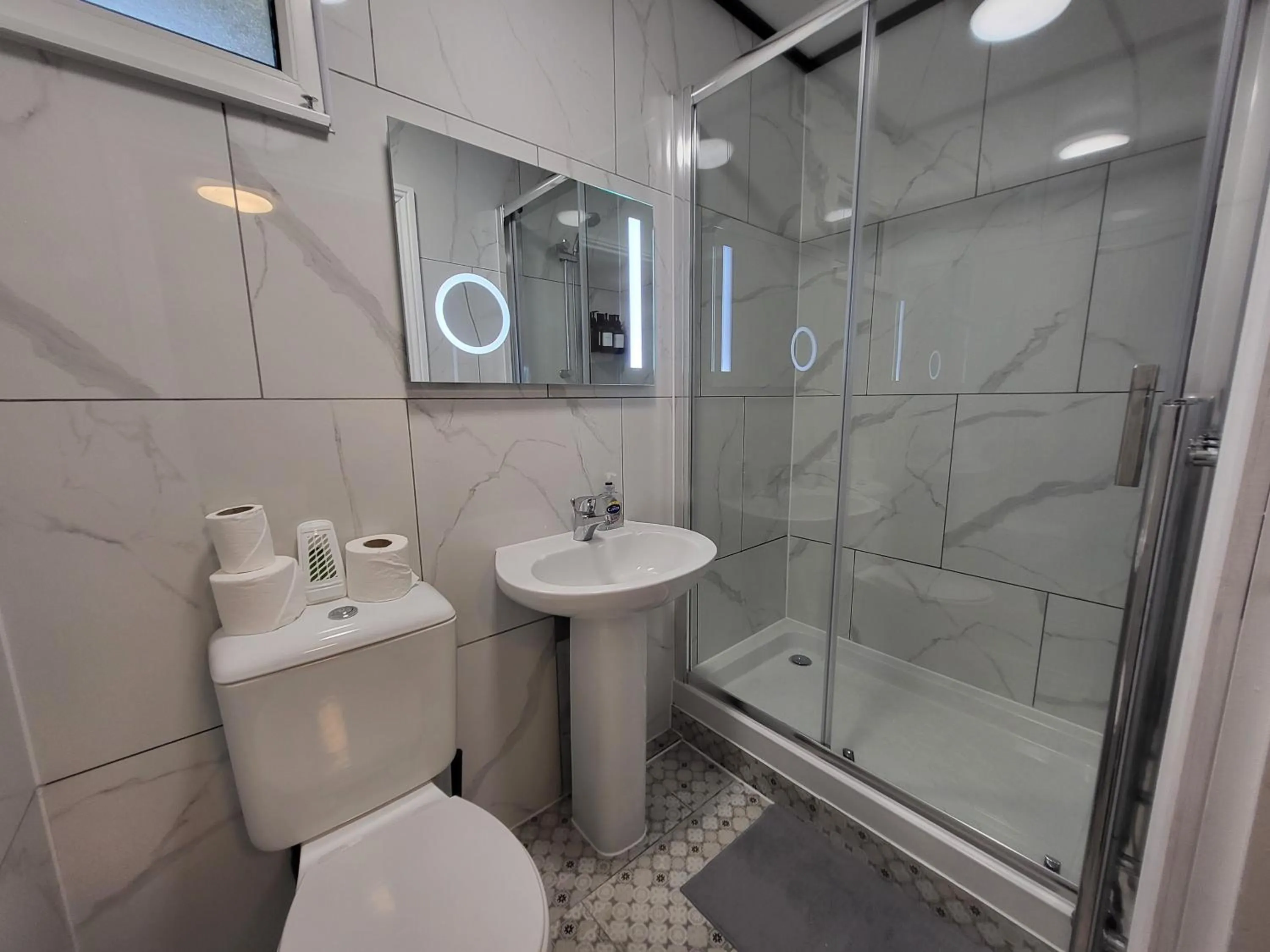 Shower in Abbey Point Hotel