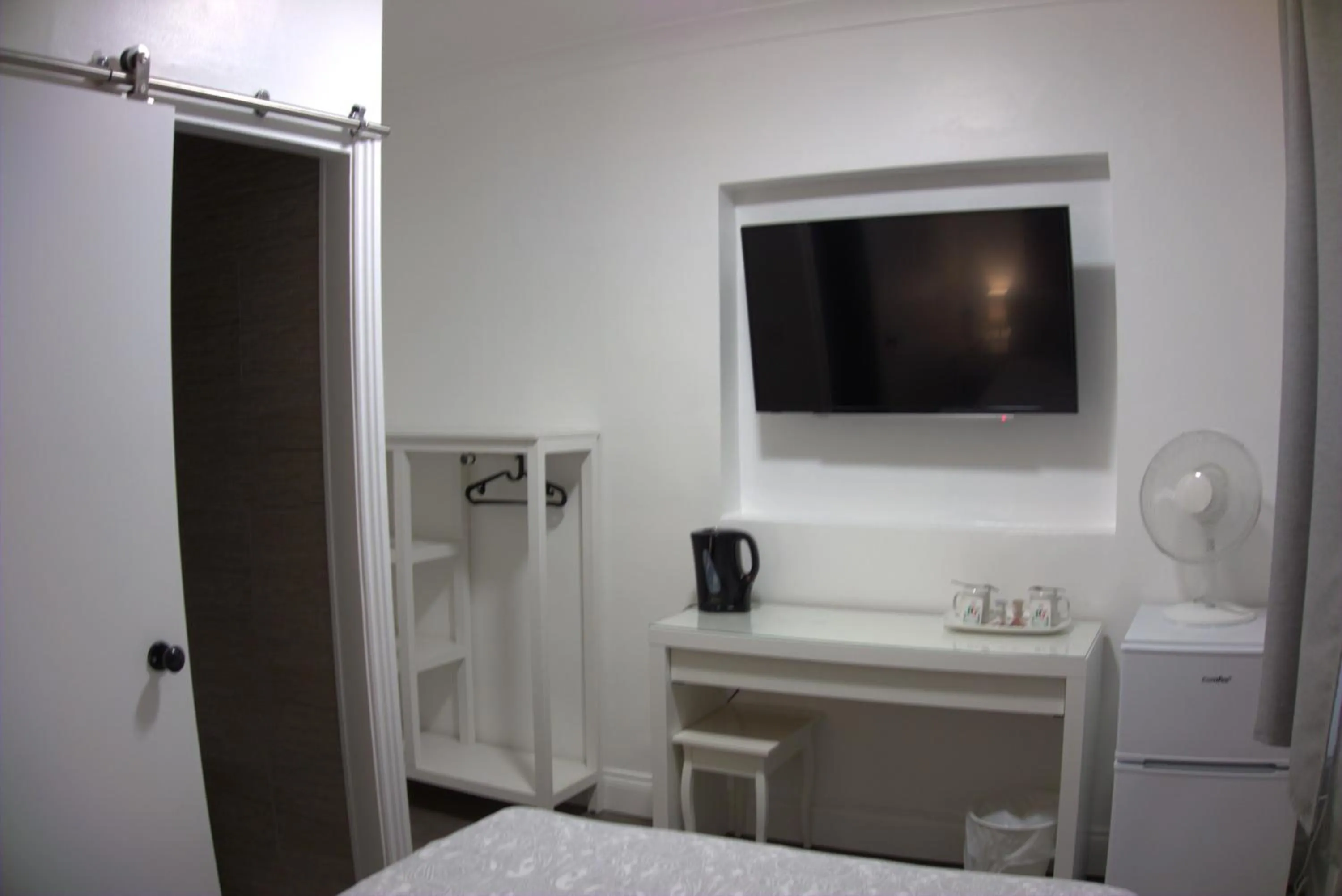 Photo of the whole room, Bed in Abbey Point Hotel