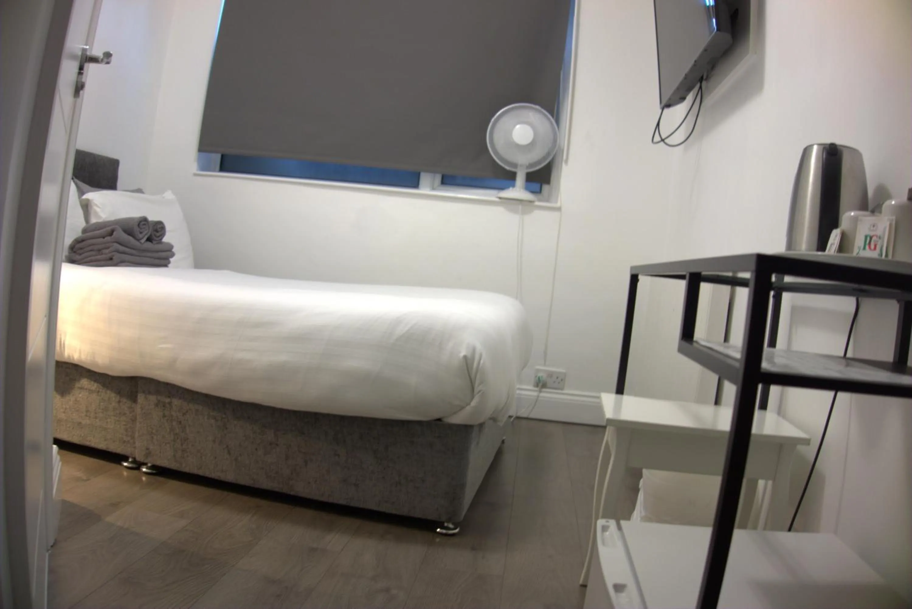 Photo of the whole room, Bed in Abbey Point Hotel