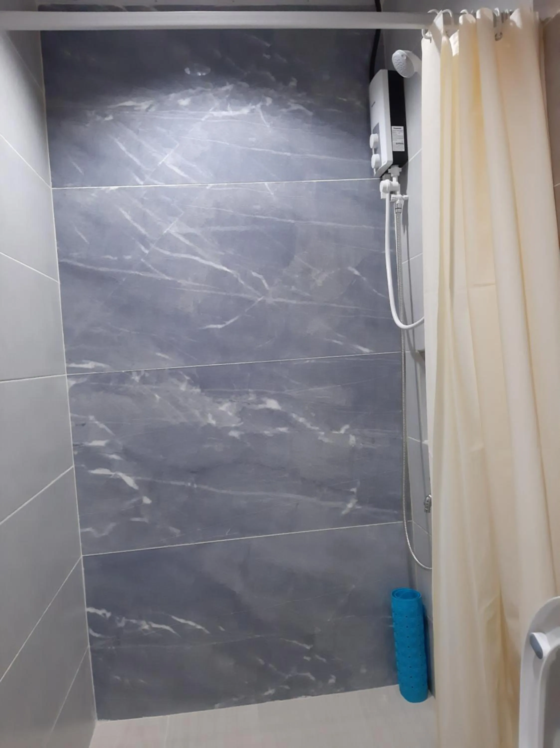 Shower in M LILOAN PENSION HOUSE