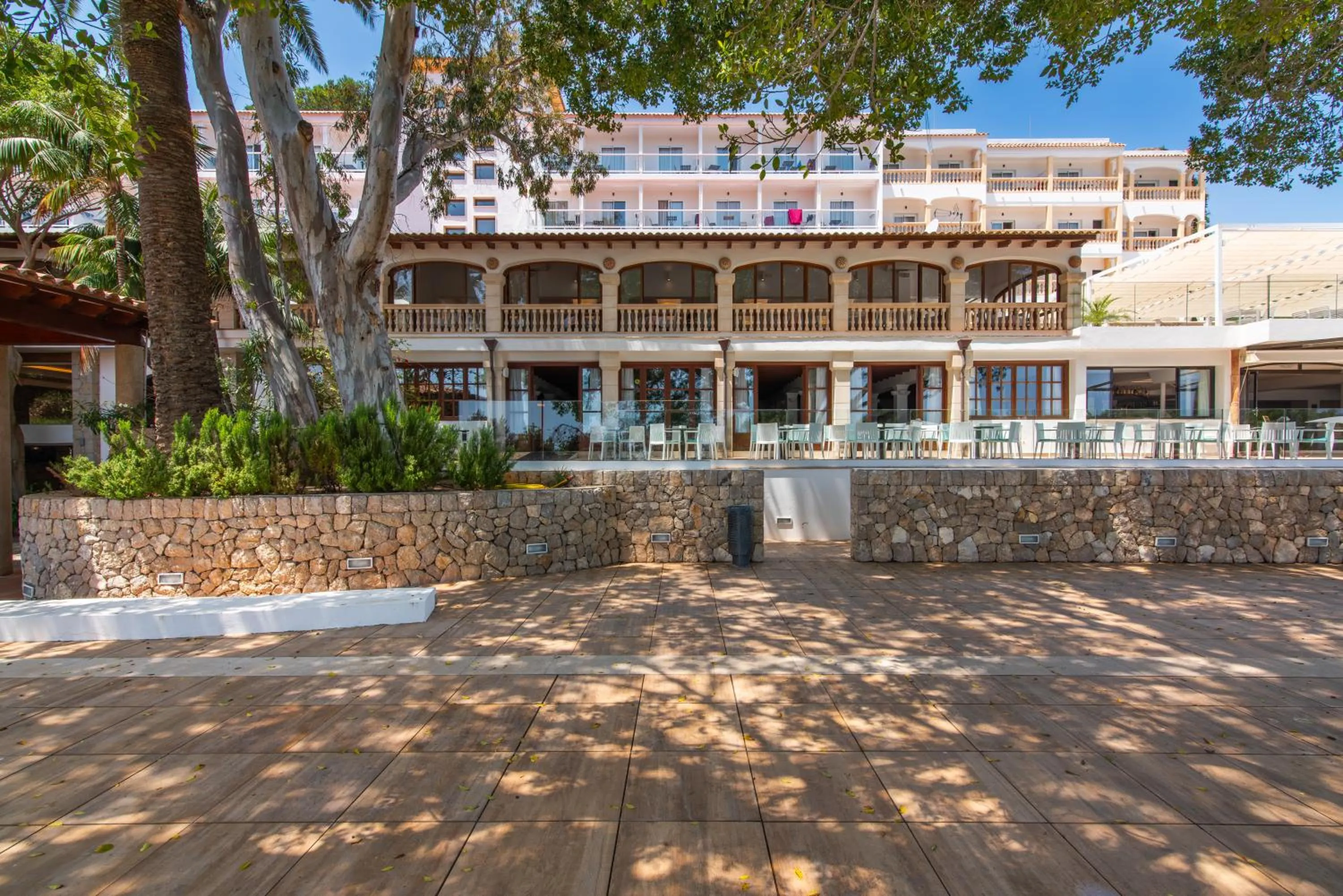 Property building in Hotel Na Taconera