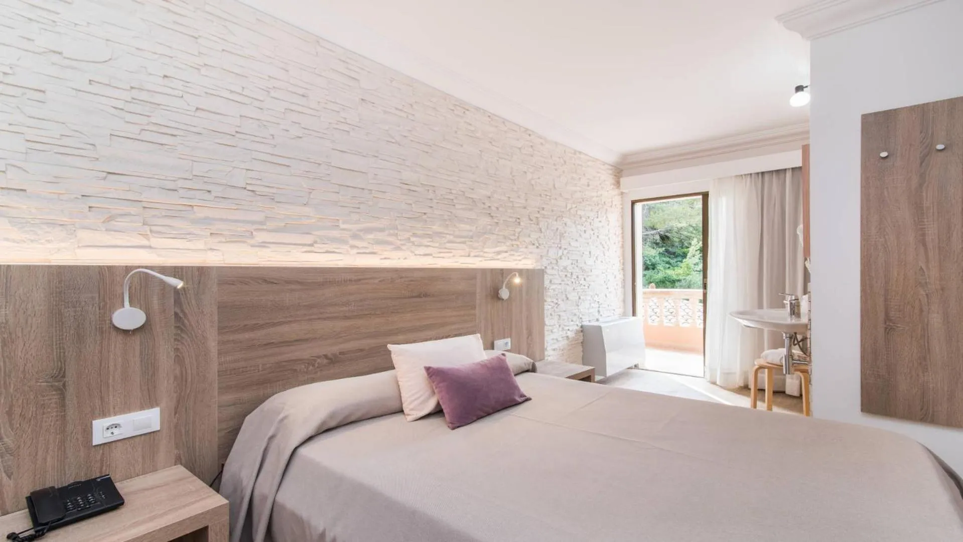 Photo of the whole room, Bed in Hotel Na Taconera