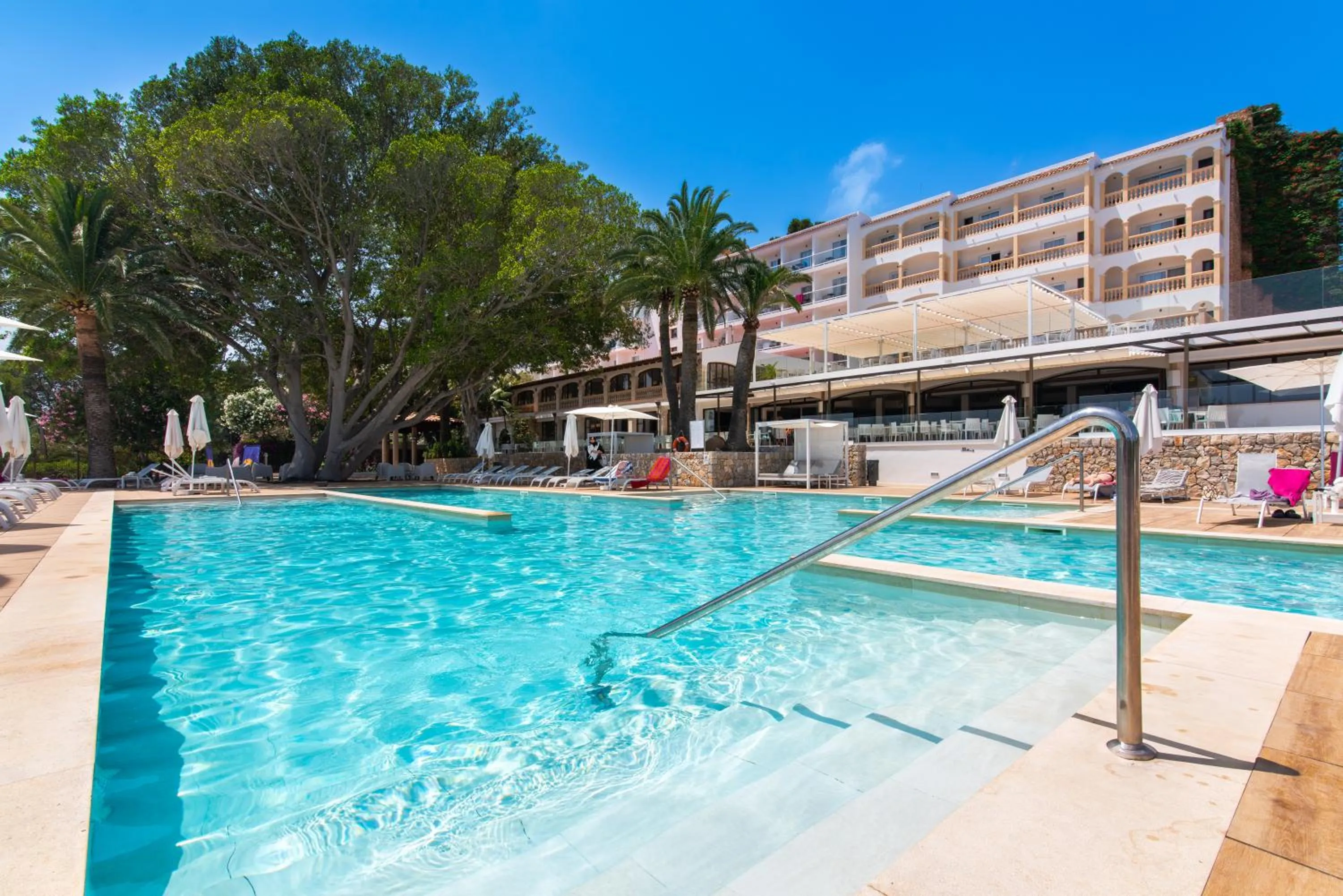 Property building in Hotel Na Taconera