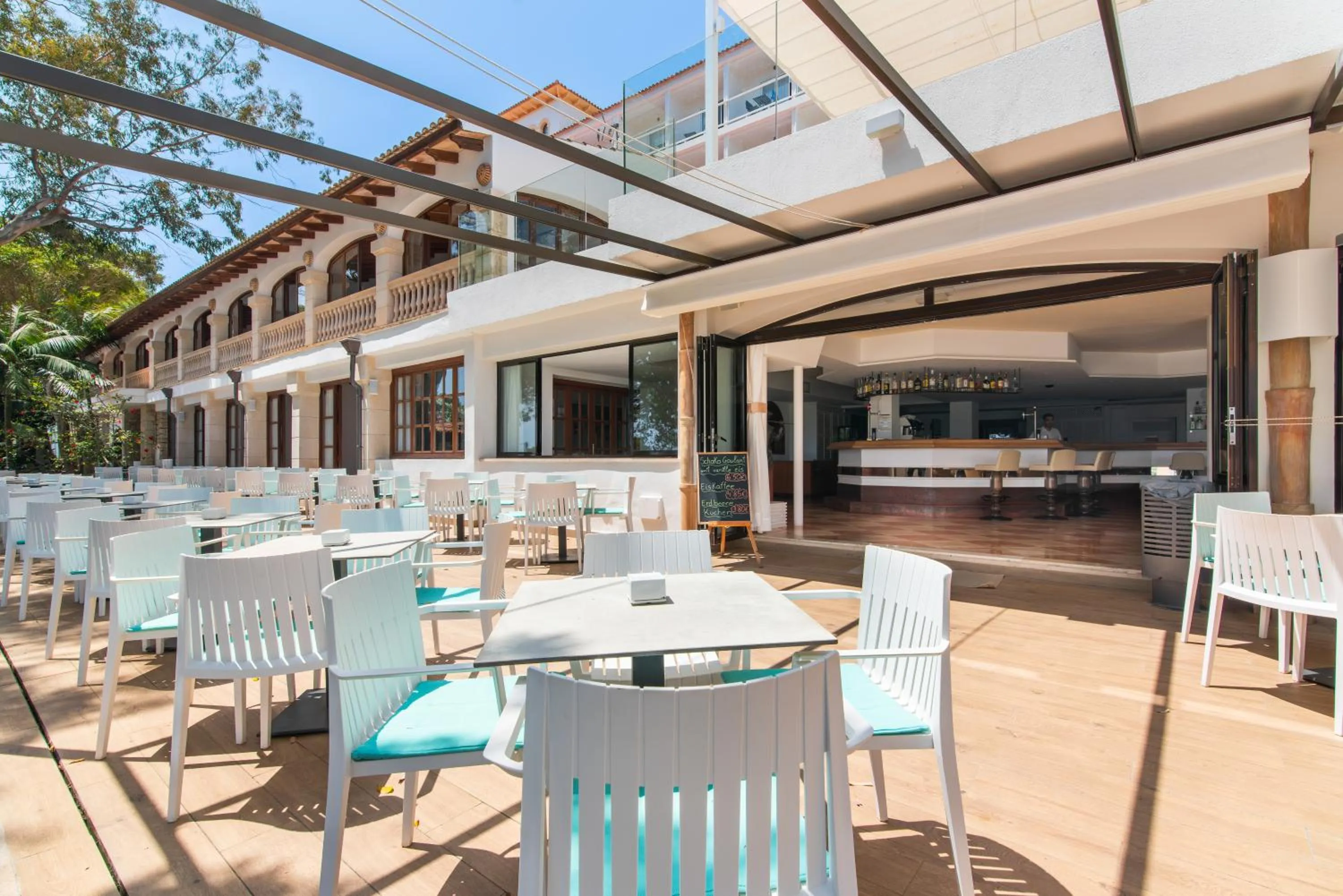 Restaurant/places to eat in Hotel Na Taconera