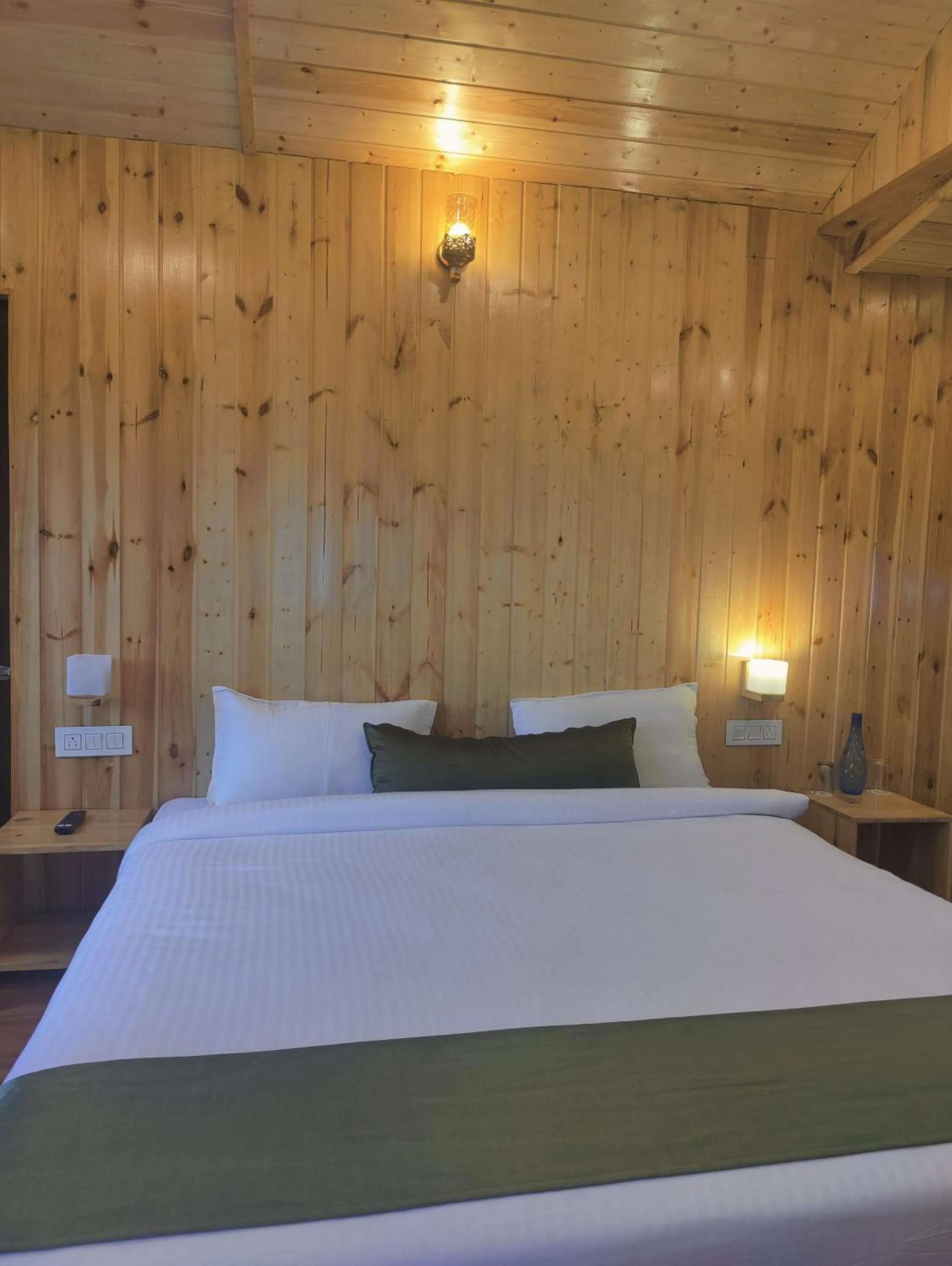 Bed in LaSerene The Cottage - Pangoot