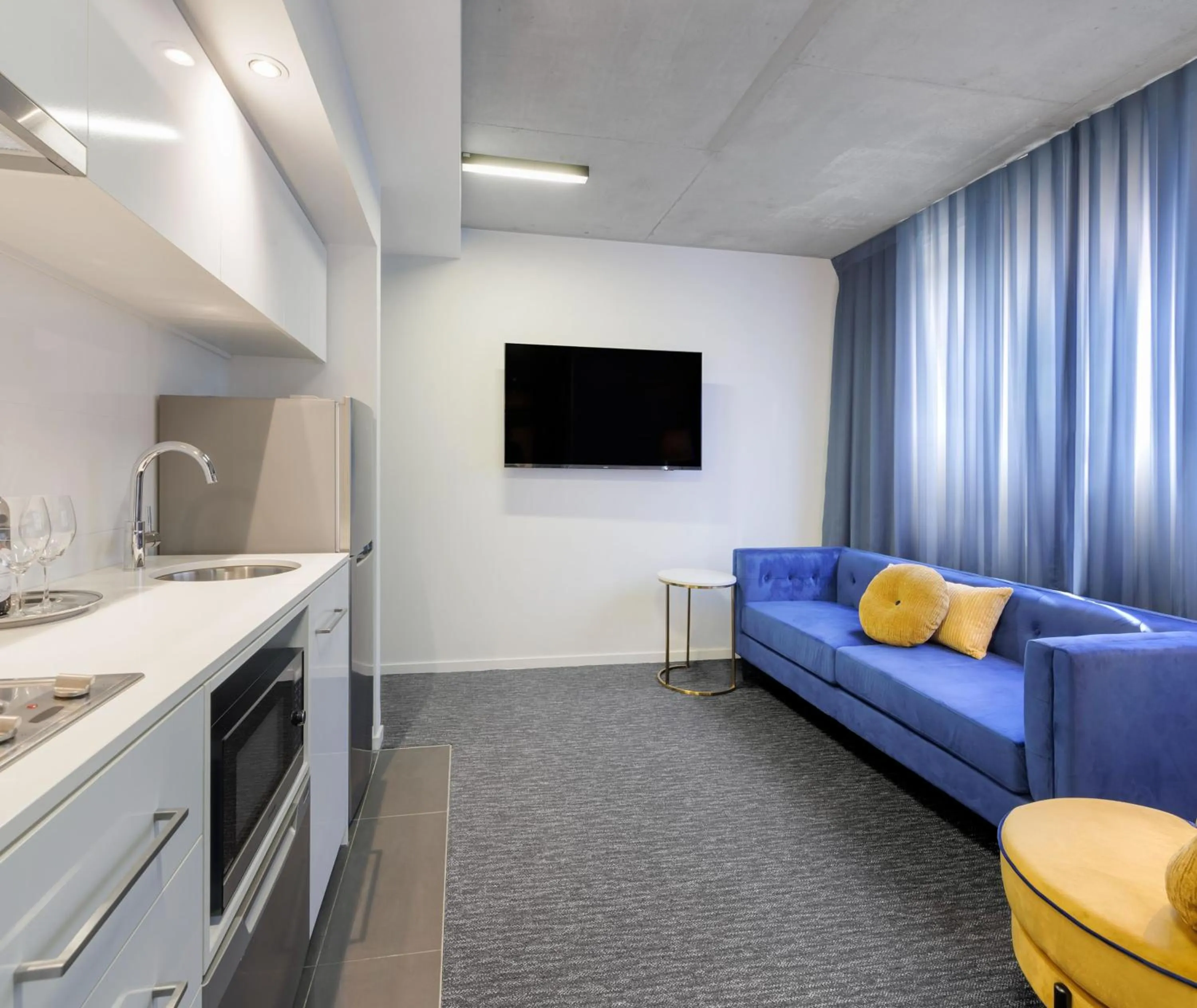 Seating area in Oaks Melbourne St Kilda Road Hotel