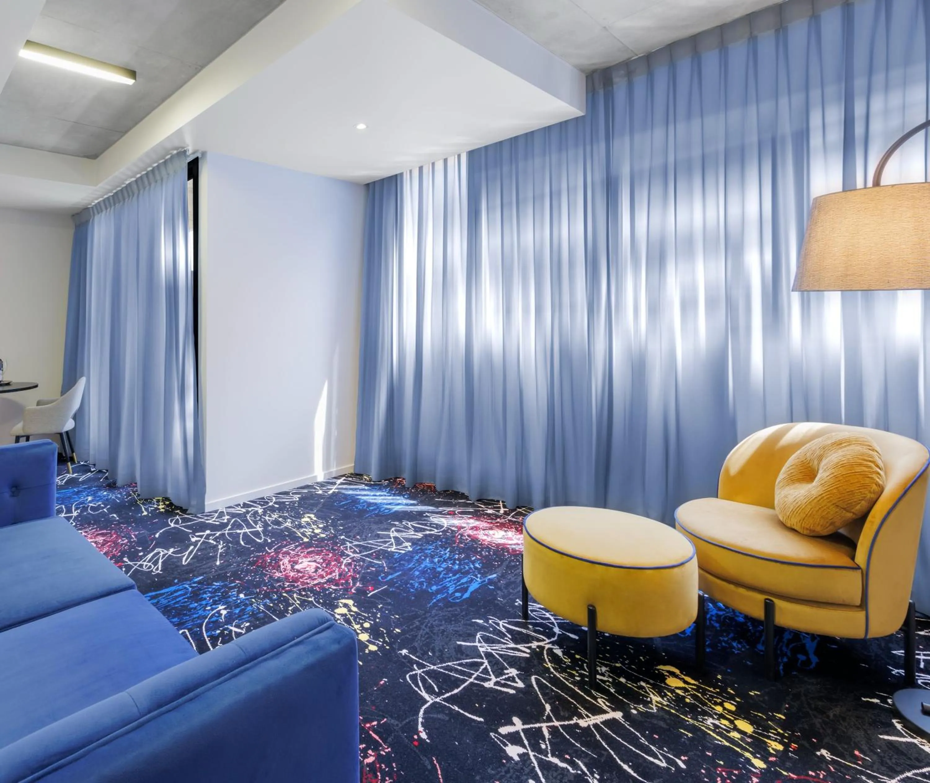 Seating area in Oaks Melbourne St Kilda Road Hotel