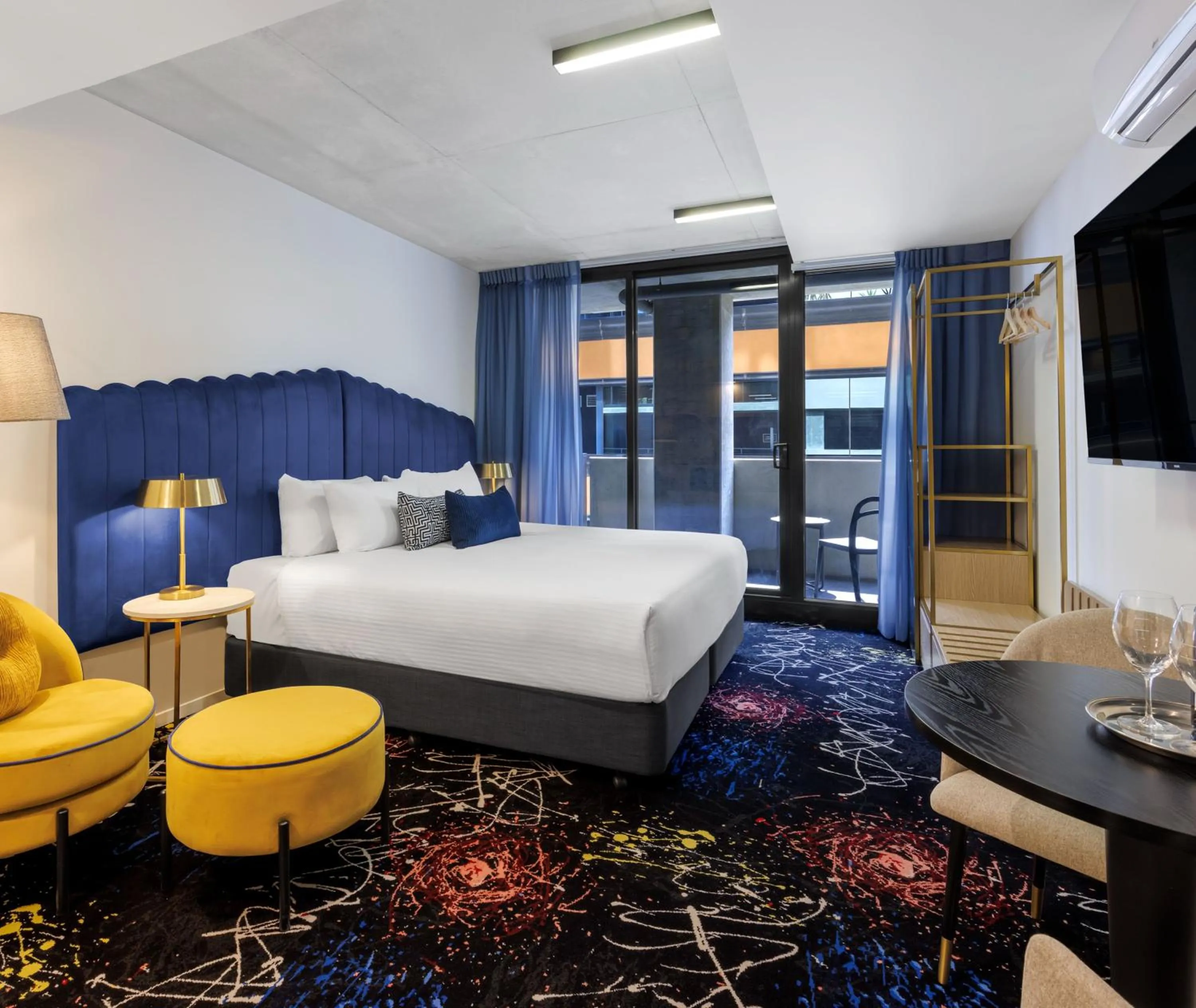 Bedroom, Bed in Oaks Melbourne St Kilda Road Hotel