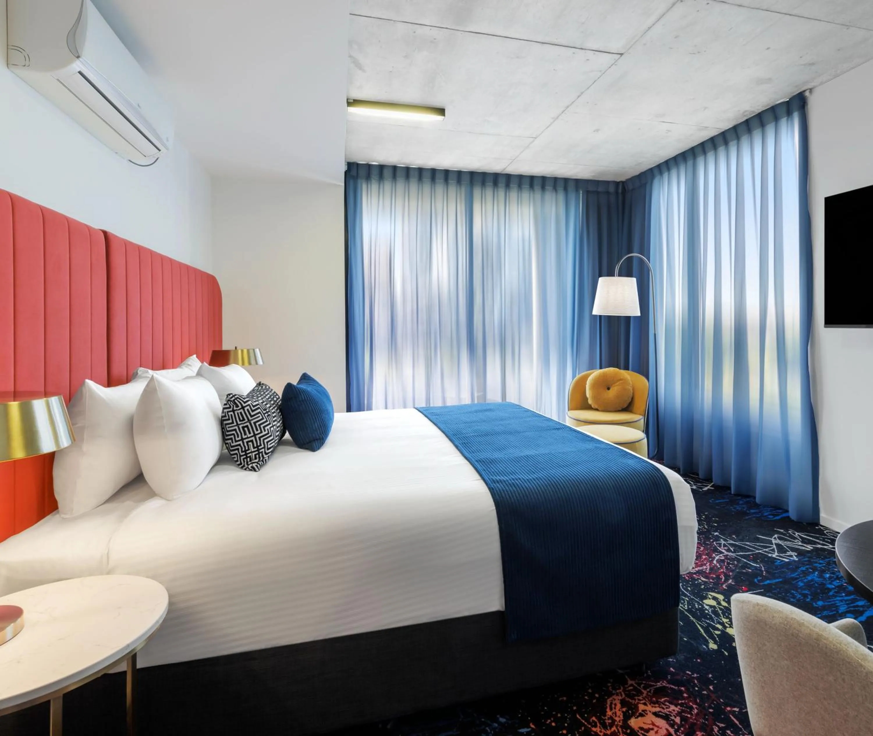 Bed in Oaks Melbourne St Kilda Road Hotel