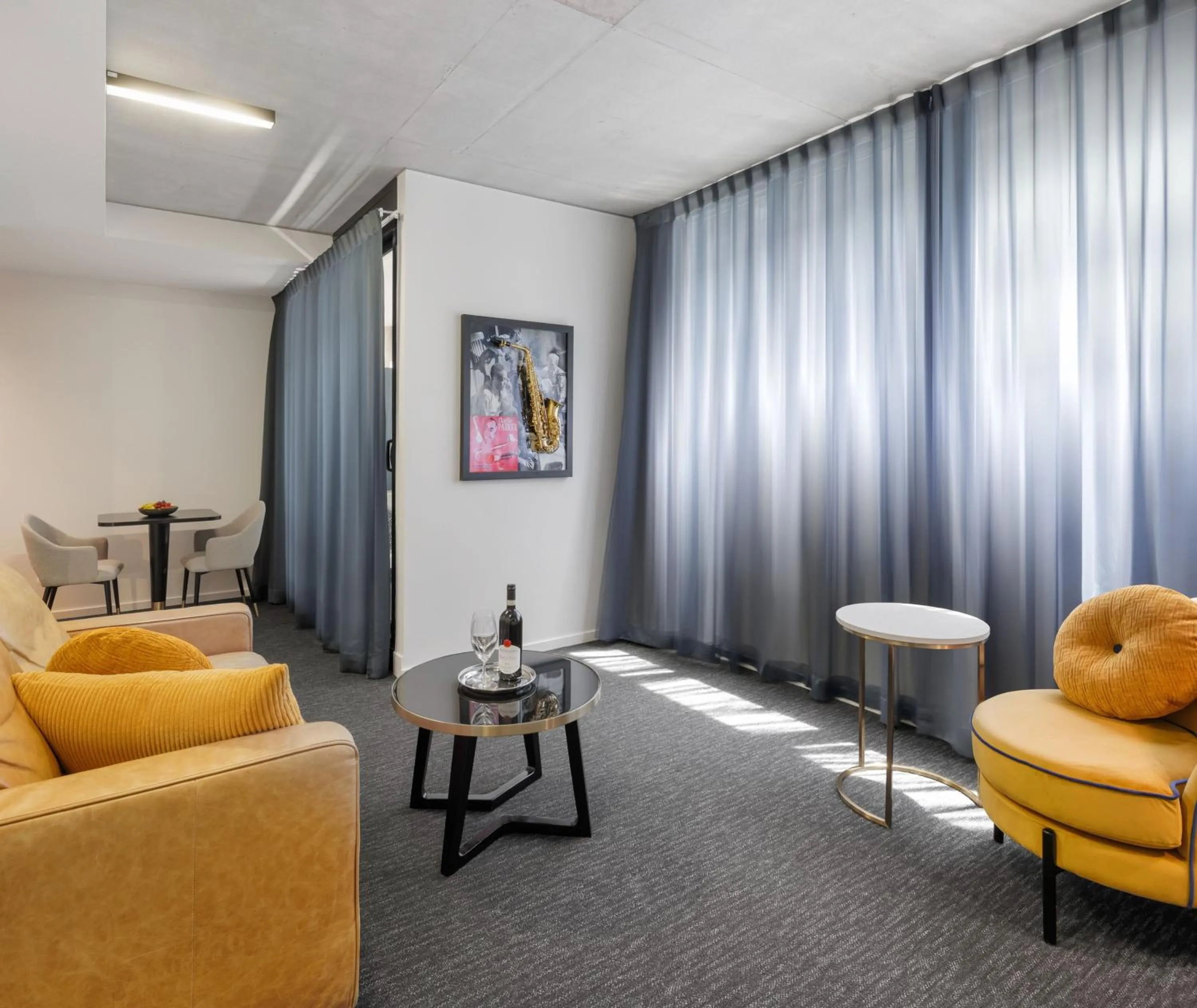 Seating area in Oaks Melbourne St Kilda Road Hotel