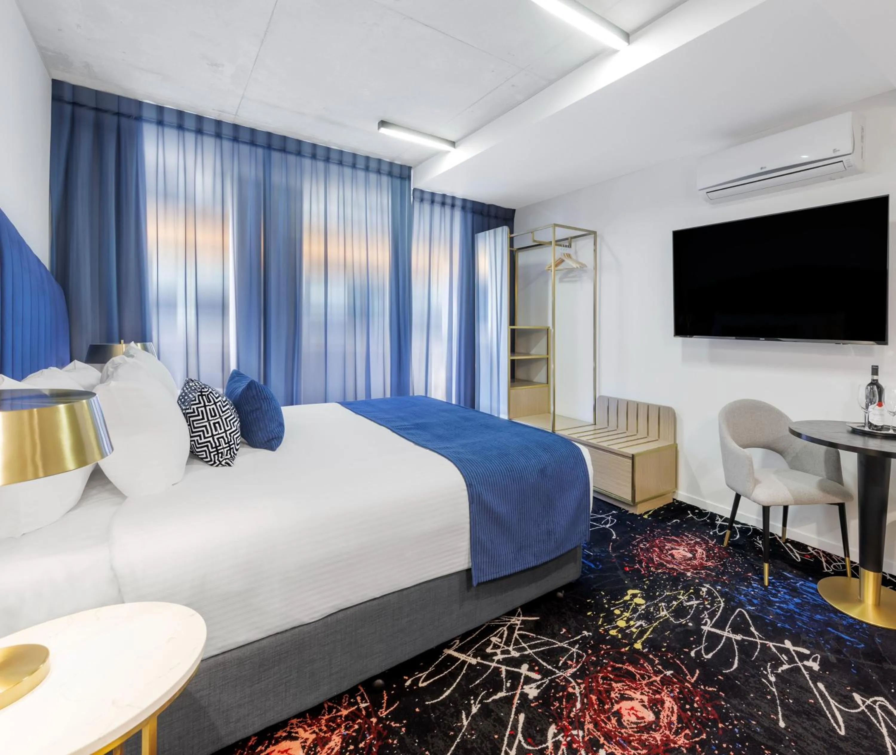 Bedroom, Bed in Oaks Melbourne St Kilda Road Hotel