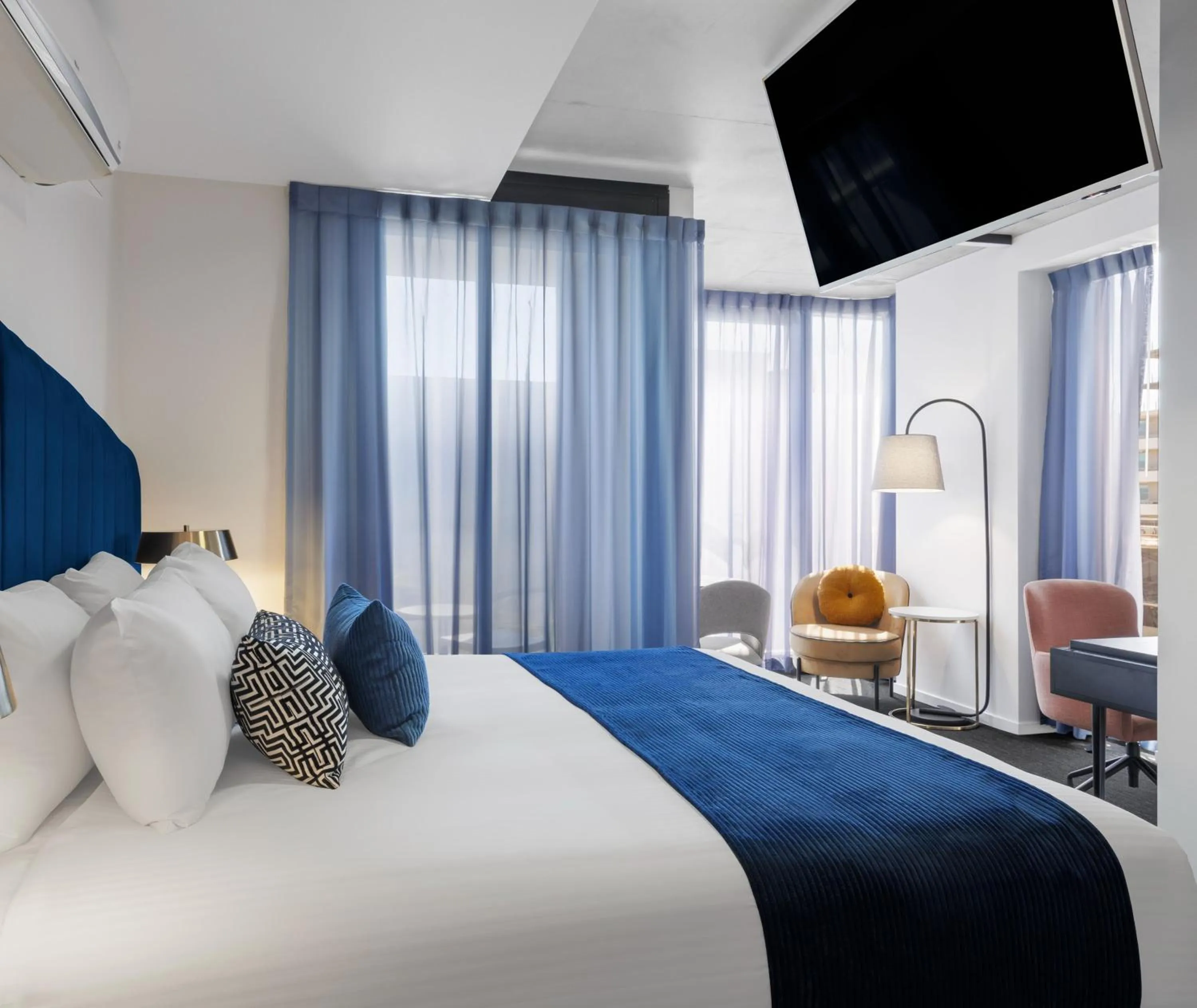 Bed in Oaks Melbourne St Kilda Road Hotel