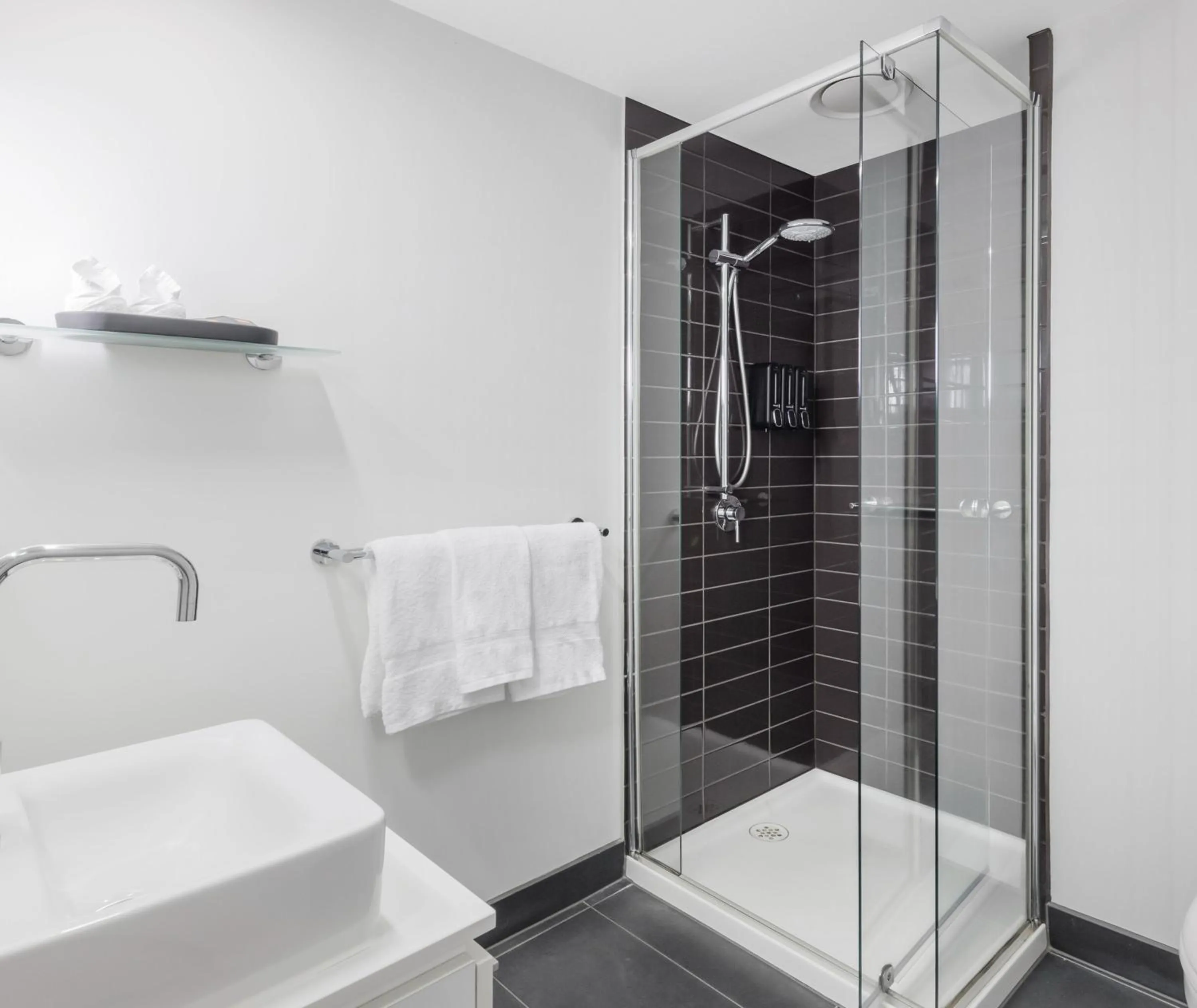 Shower in Oaks Melbourne St Kilda Road Hotel