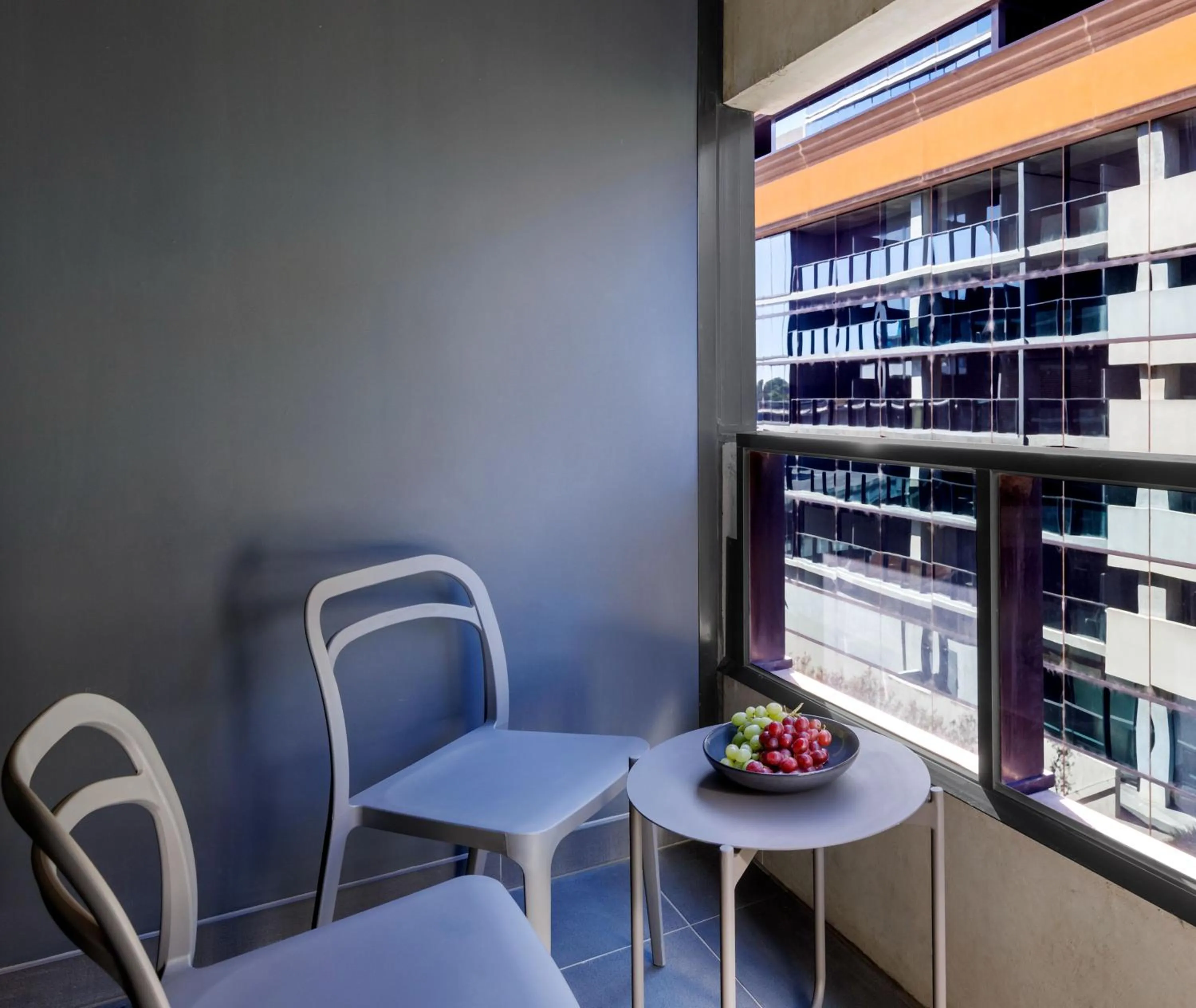 Seating area in Oaks Melbourne St Kilda Road Hotel