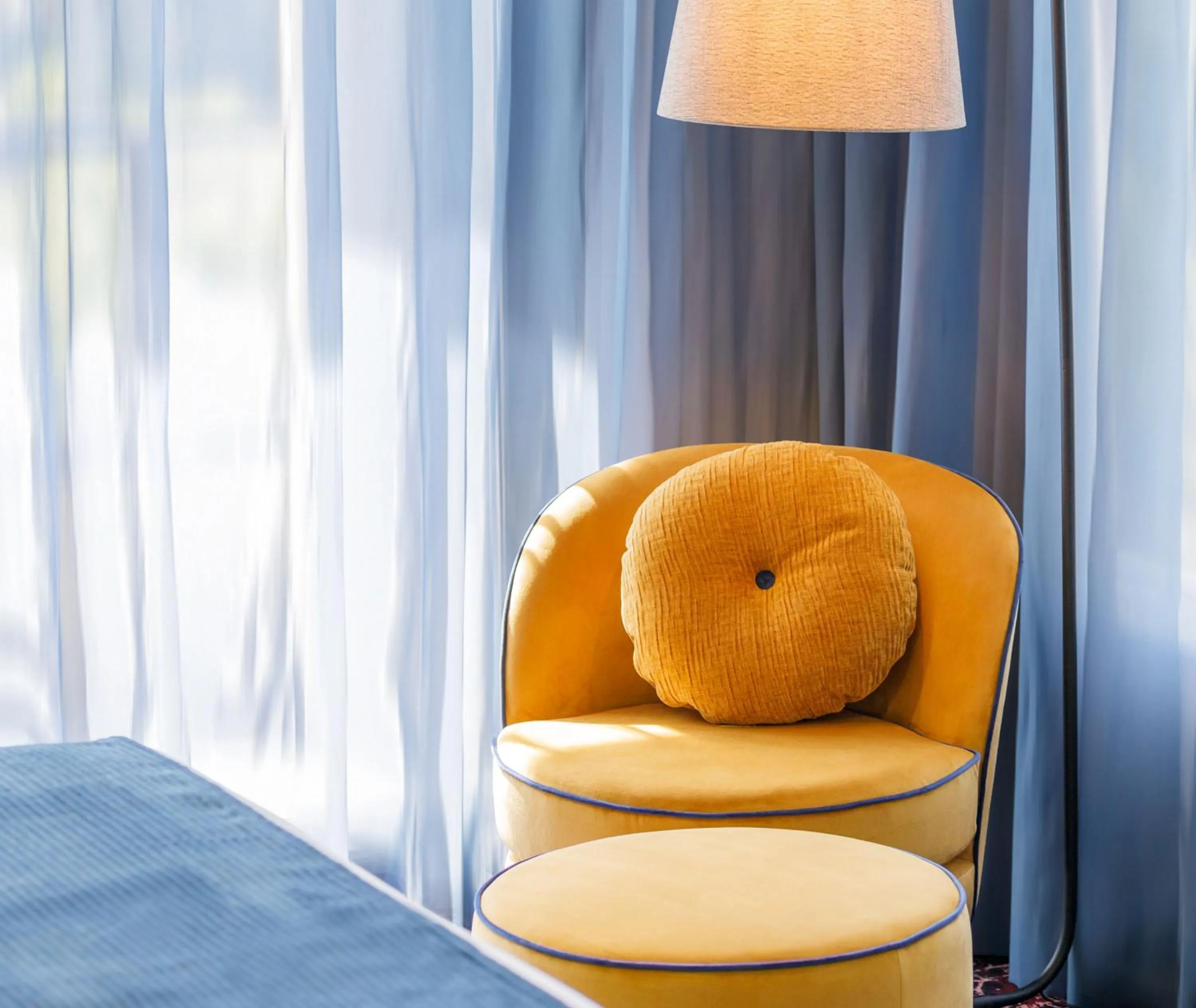 Seating area, Bed in Oaks Melbourne St Kilda Road Hotel