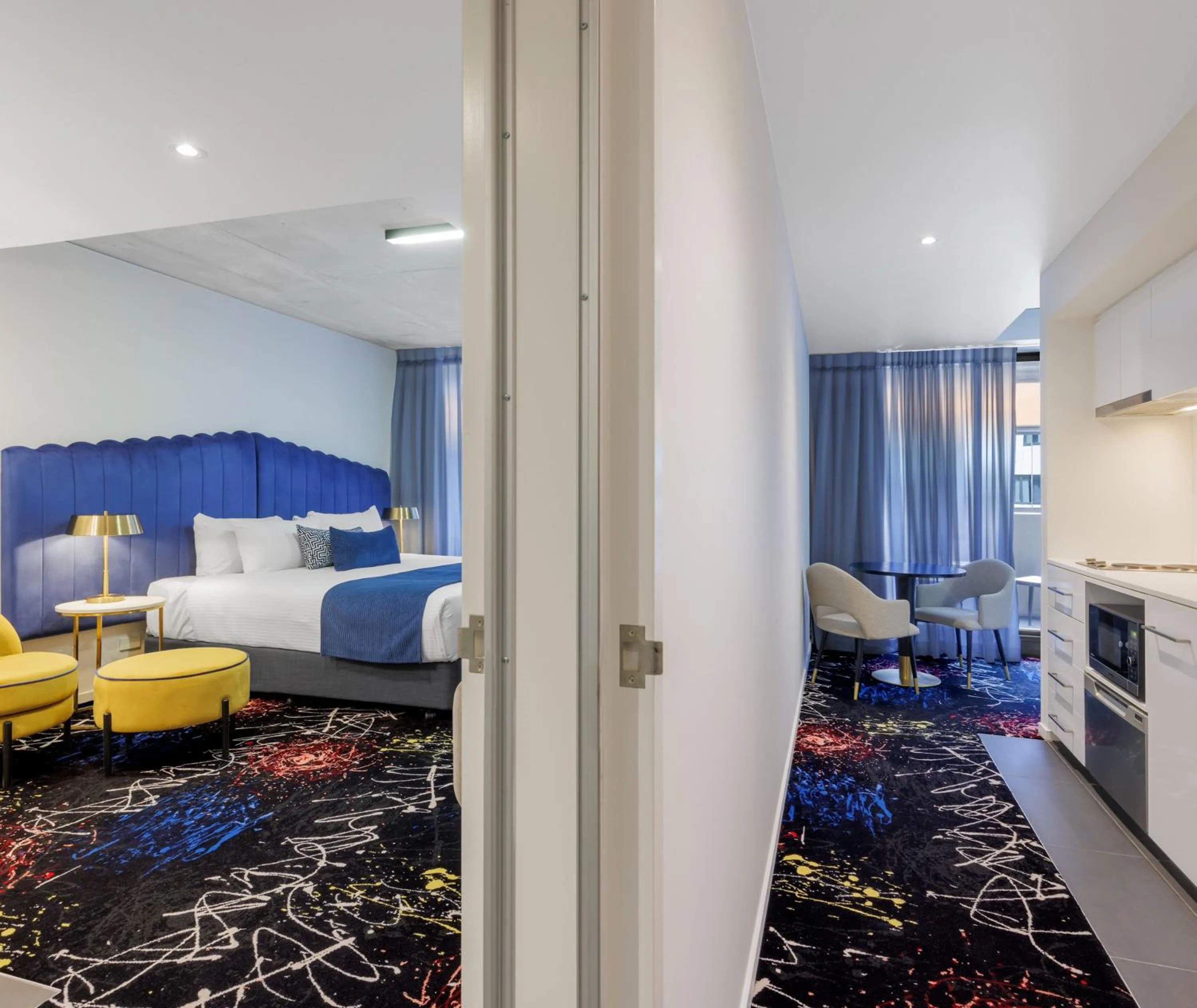 Bedroom, Bed in Oaks Melbourne St Kilda Road Hotel