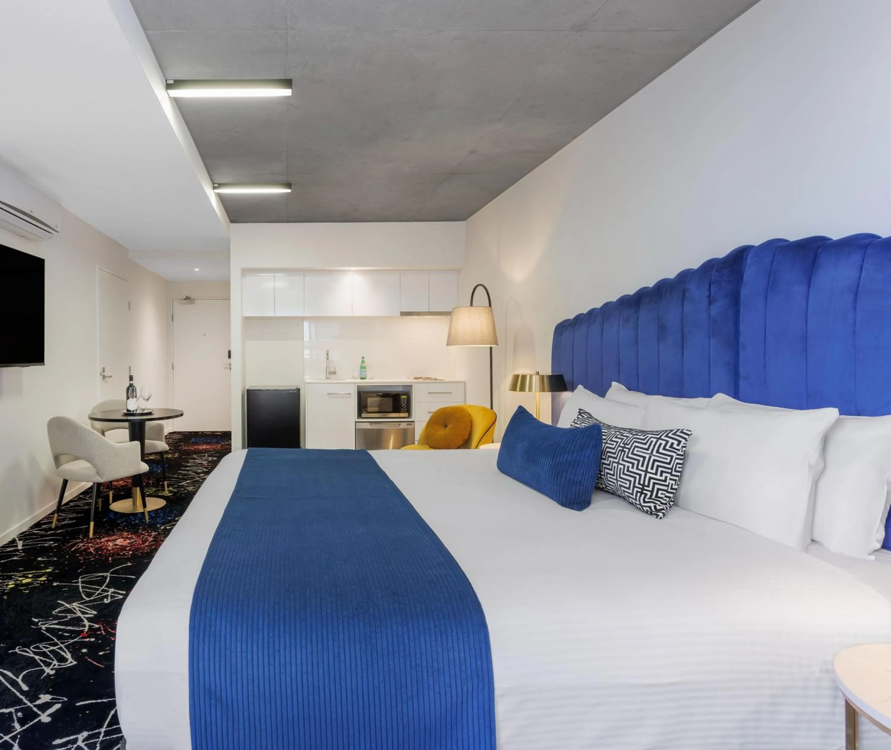 Bedroom, Bed in Oaks Melbourne St Kilda Road Hotel