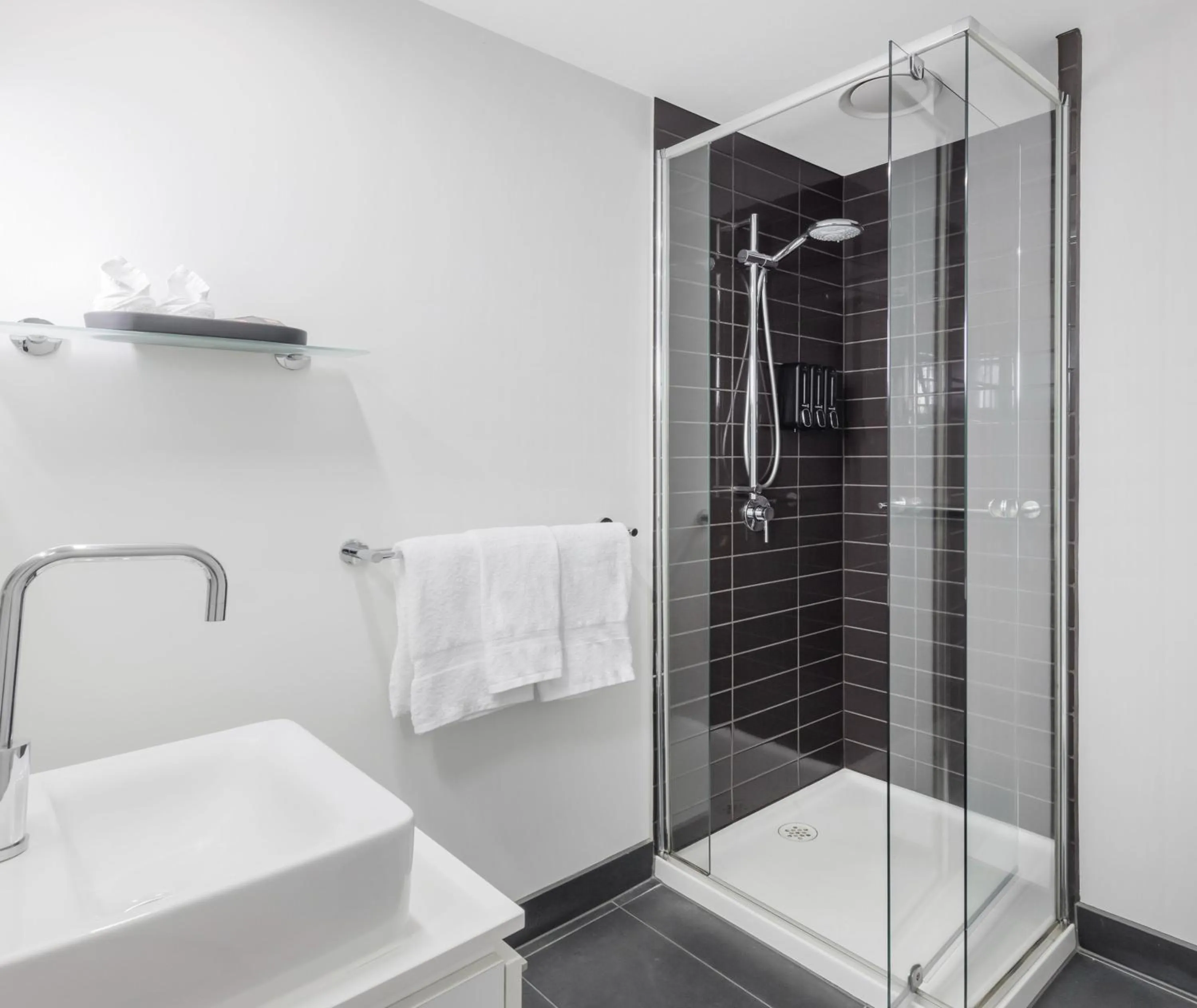 Shower in Oaks Melbourne St Kilda Road Hotel