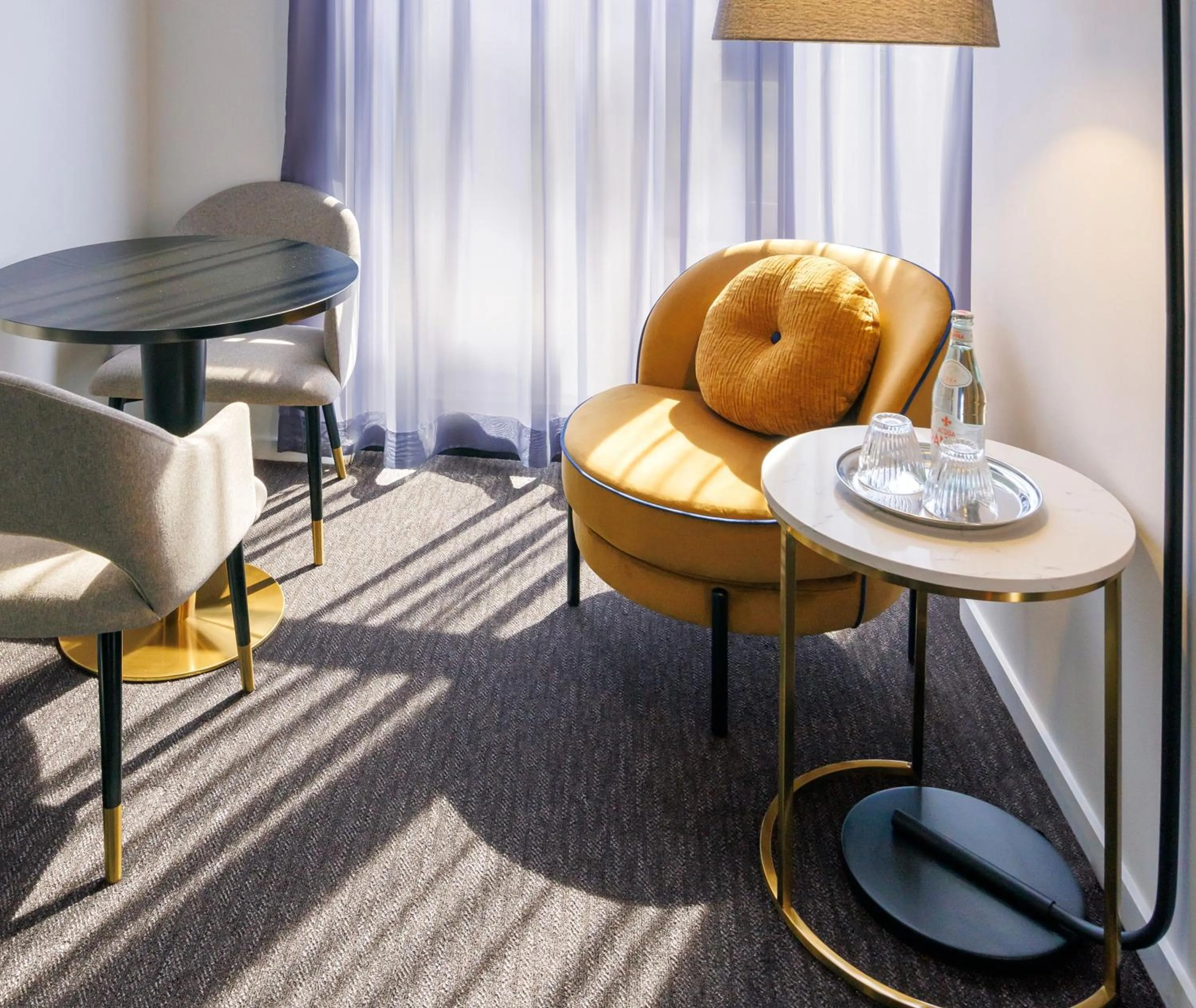 Seating area in Oaks Melbourne St Kilda Road Hotel