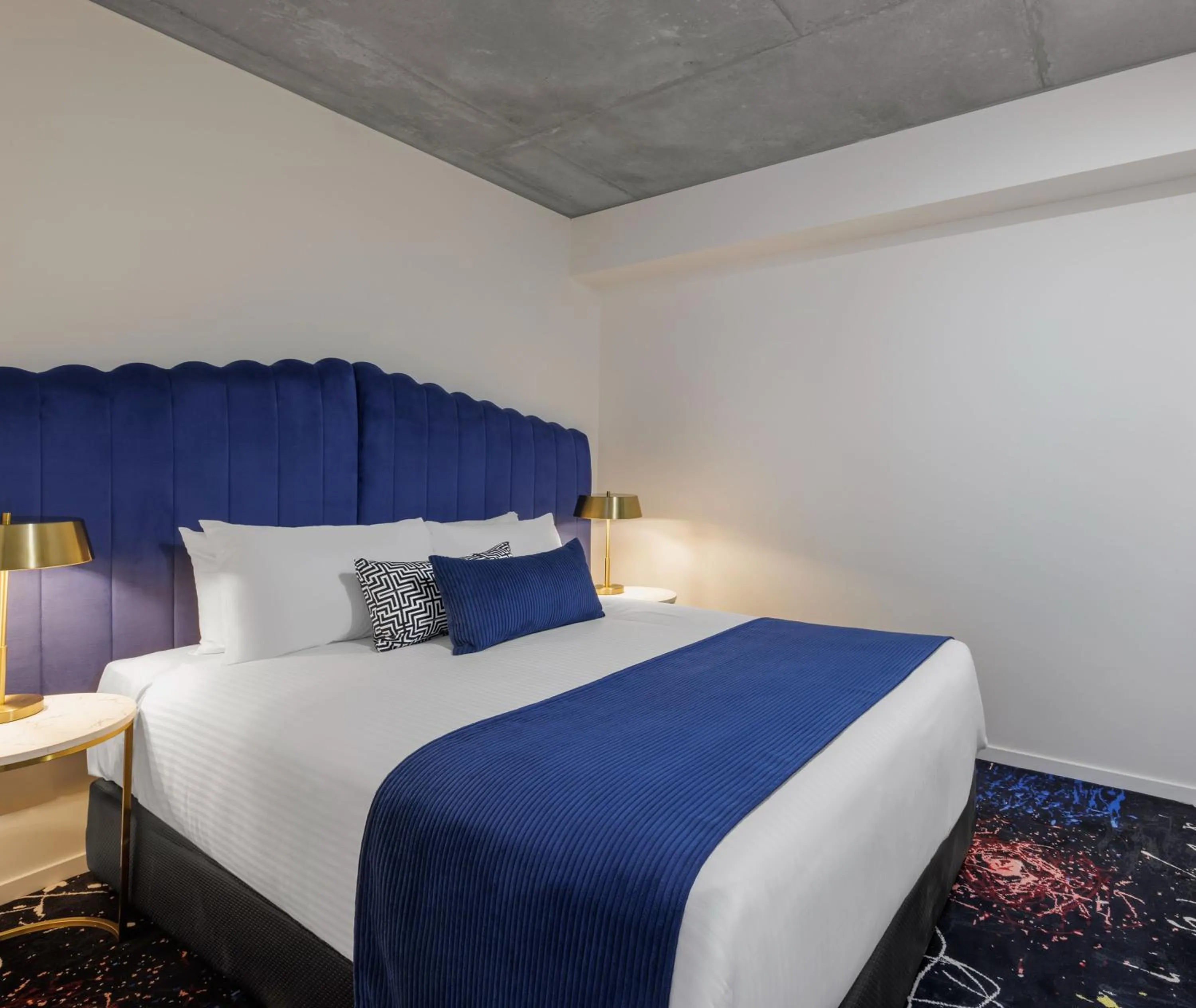 Bed in Oaks Melbourne St Kilda Road Hotel