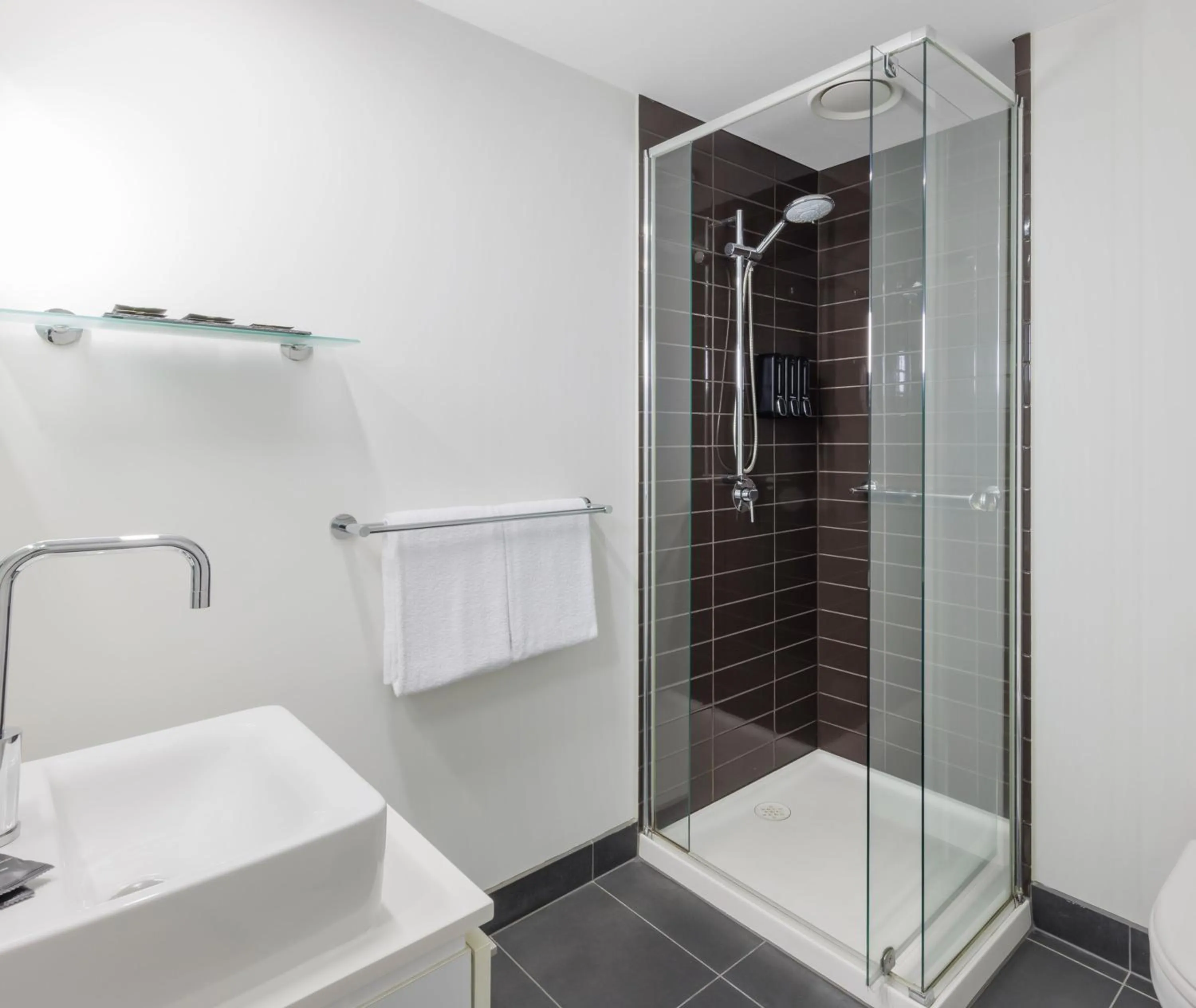 Shower in Oaks Melbourne St Kilda Road Hotel