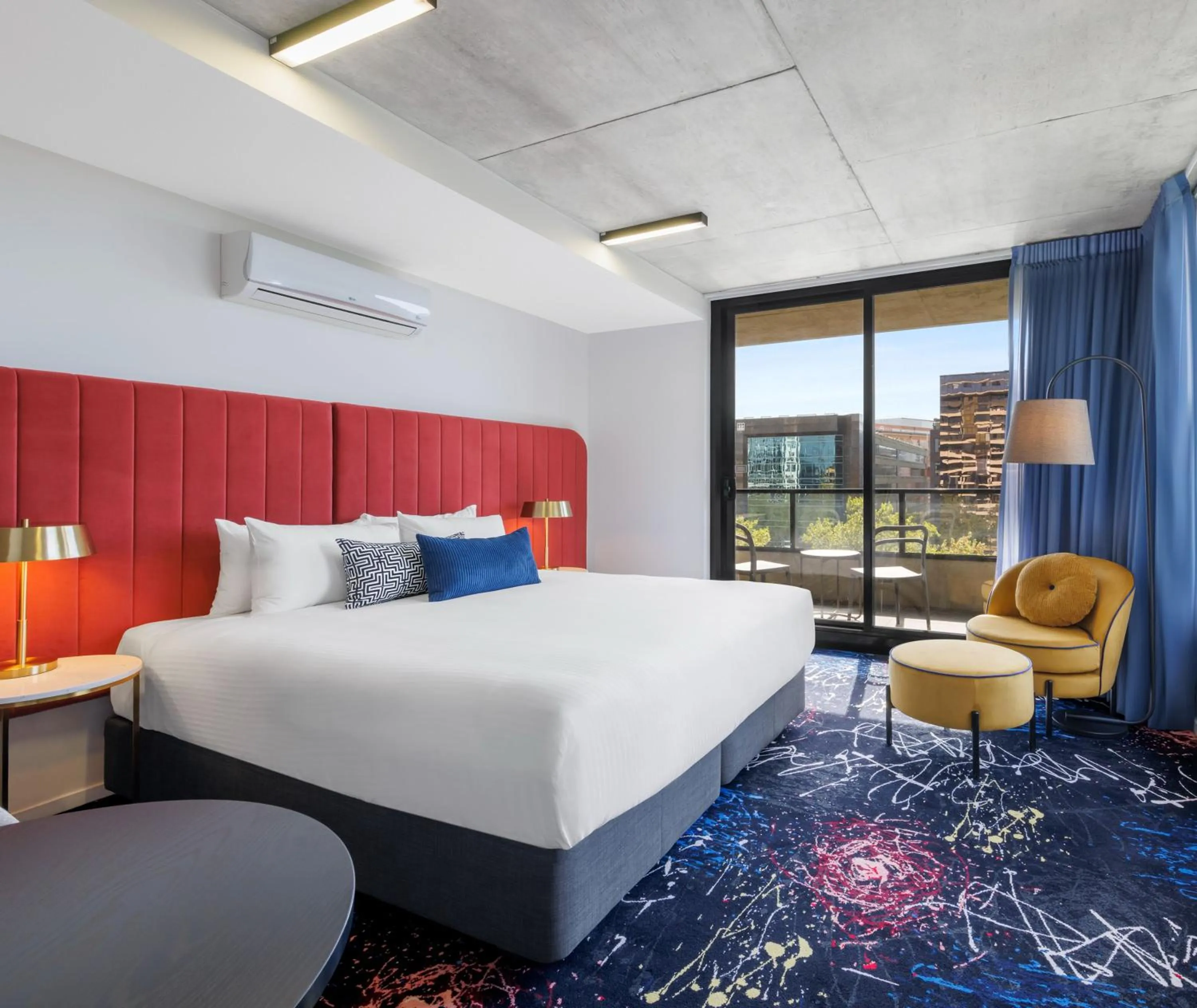 Bed in Oaks Melbourne St Kilda Road Hotel