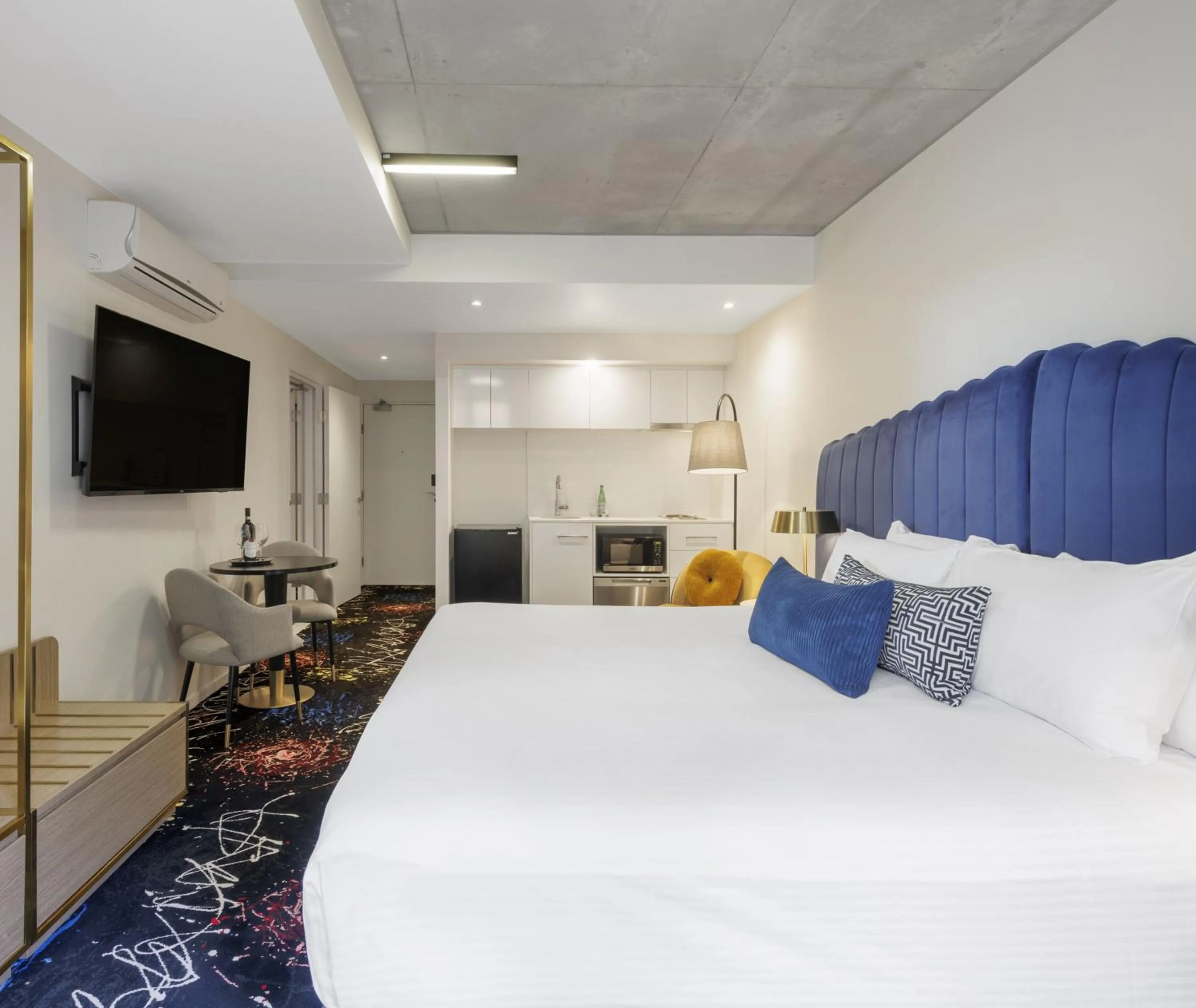 Bedroom, Bed in Oaks Melbourne St Kilda Road Hotel