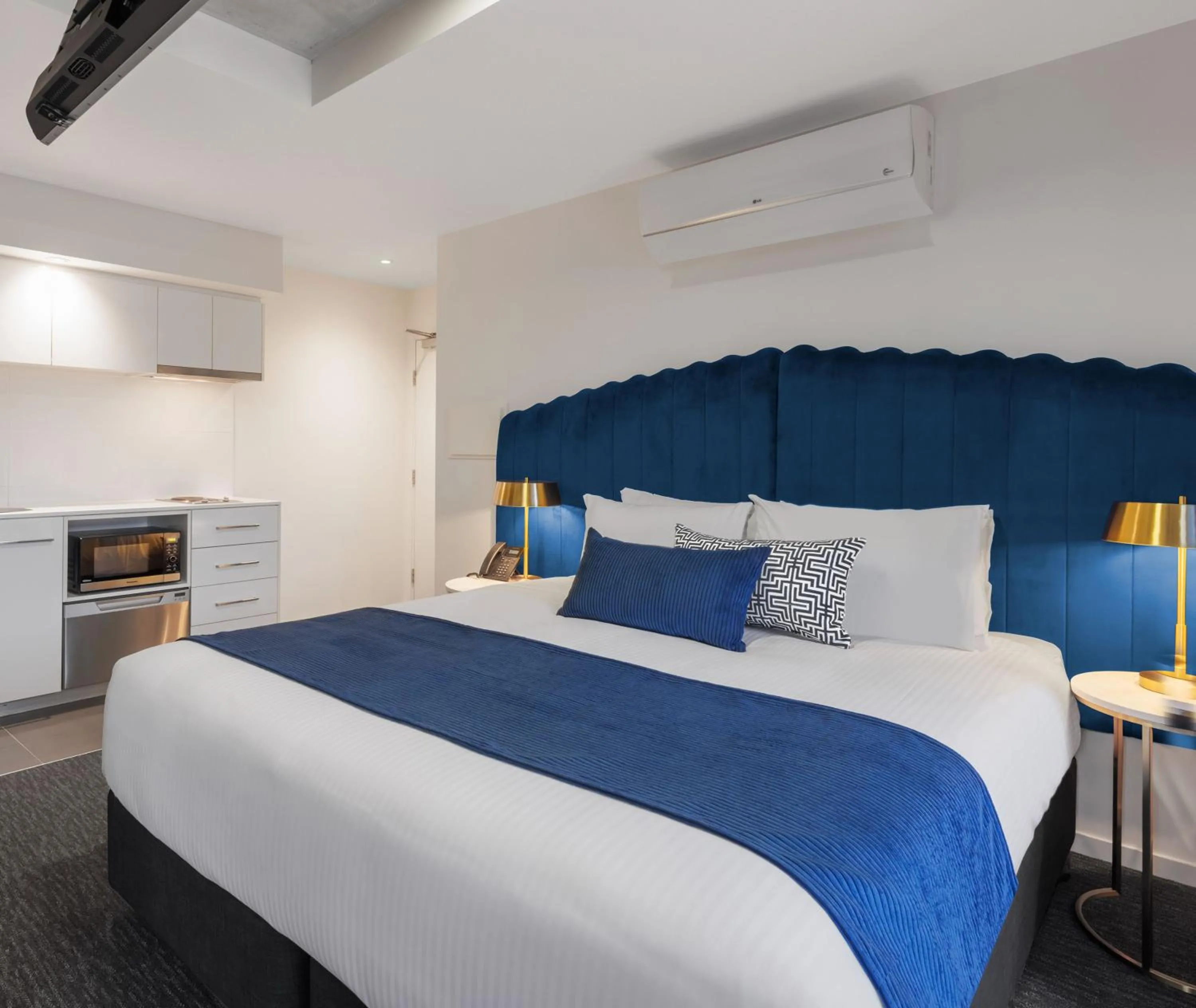 Bed in Oaks Melbourne St Kilda Road Hotel