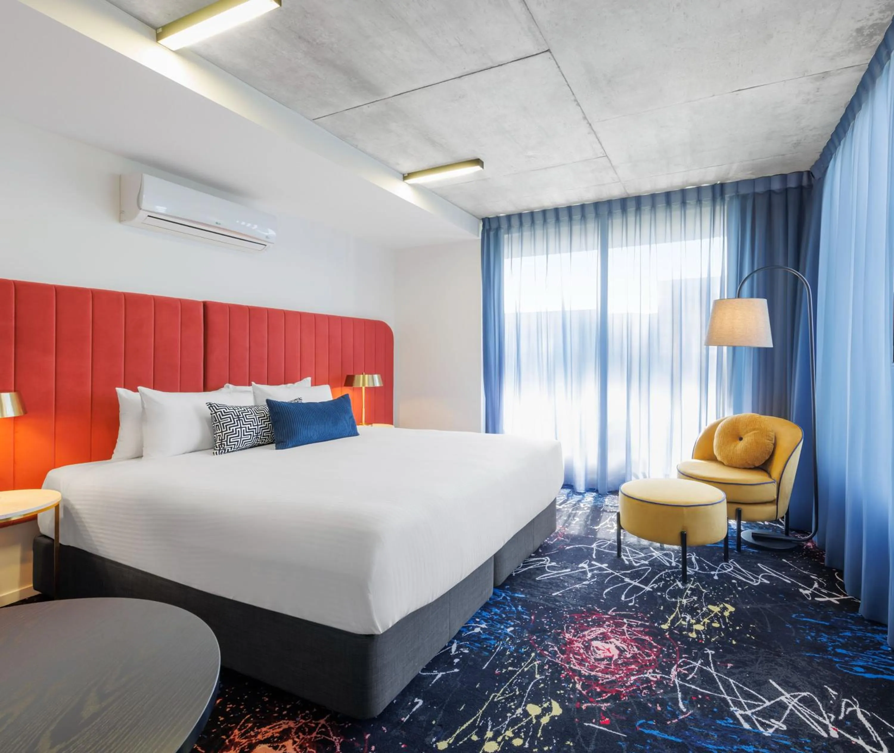 Bed in Oaks Melbourne St Kilda Road Hotel