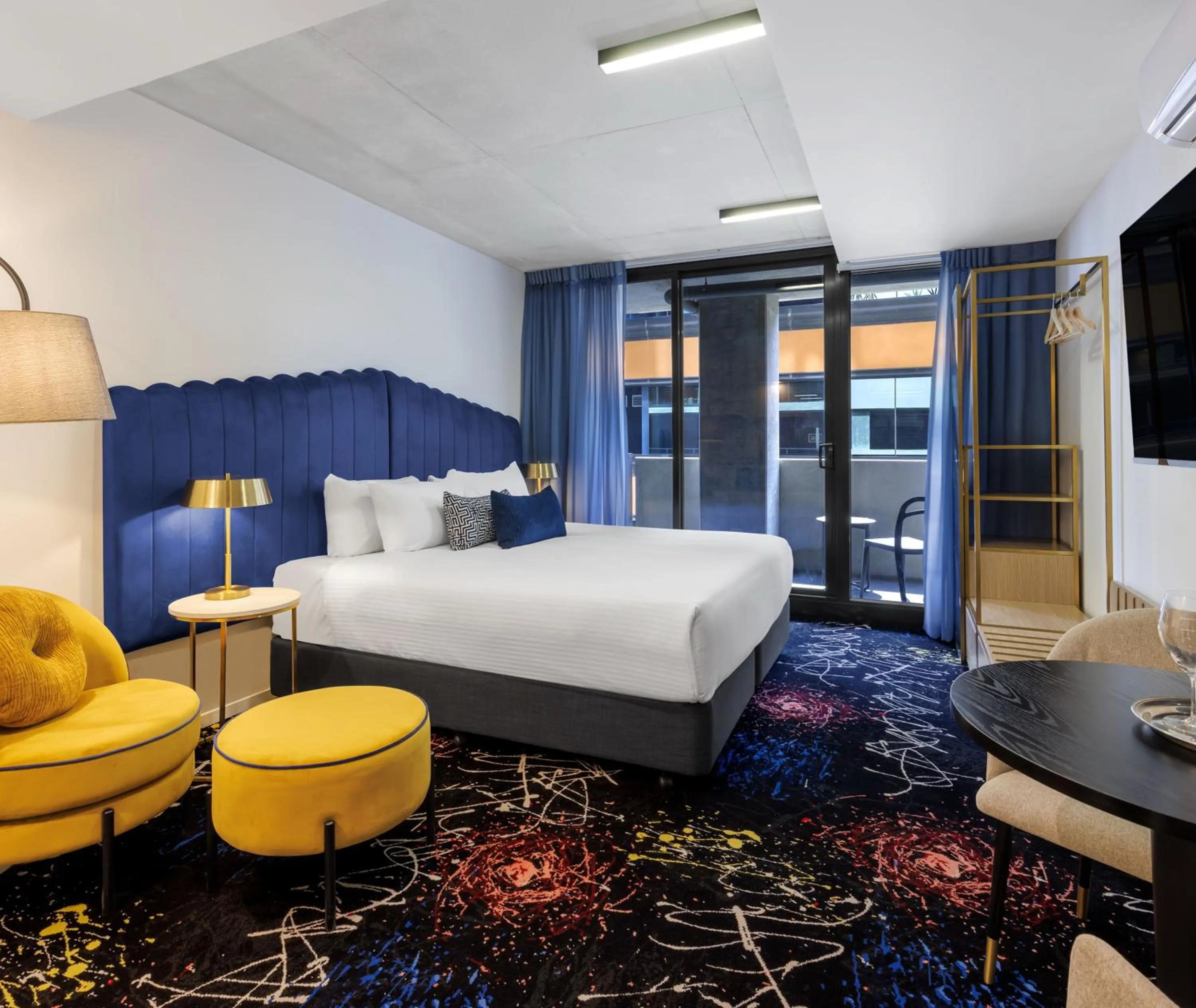 Bed in Oaks Melbourne St Kilda Road Hotel