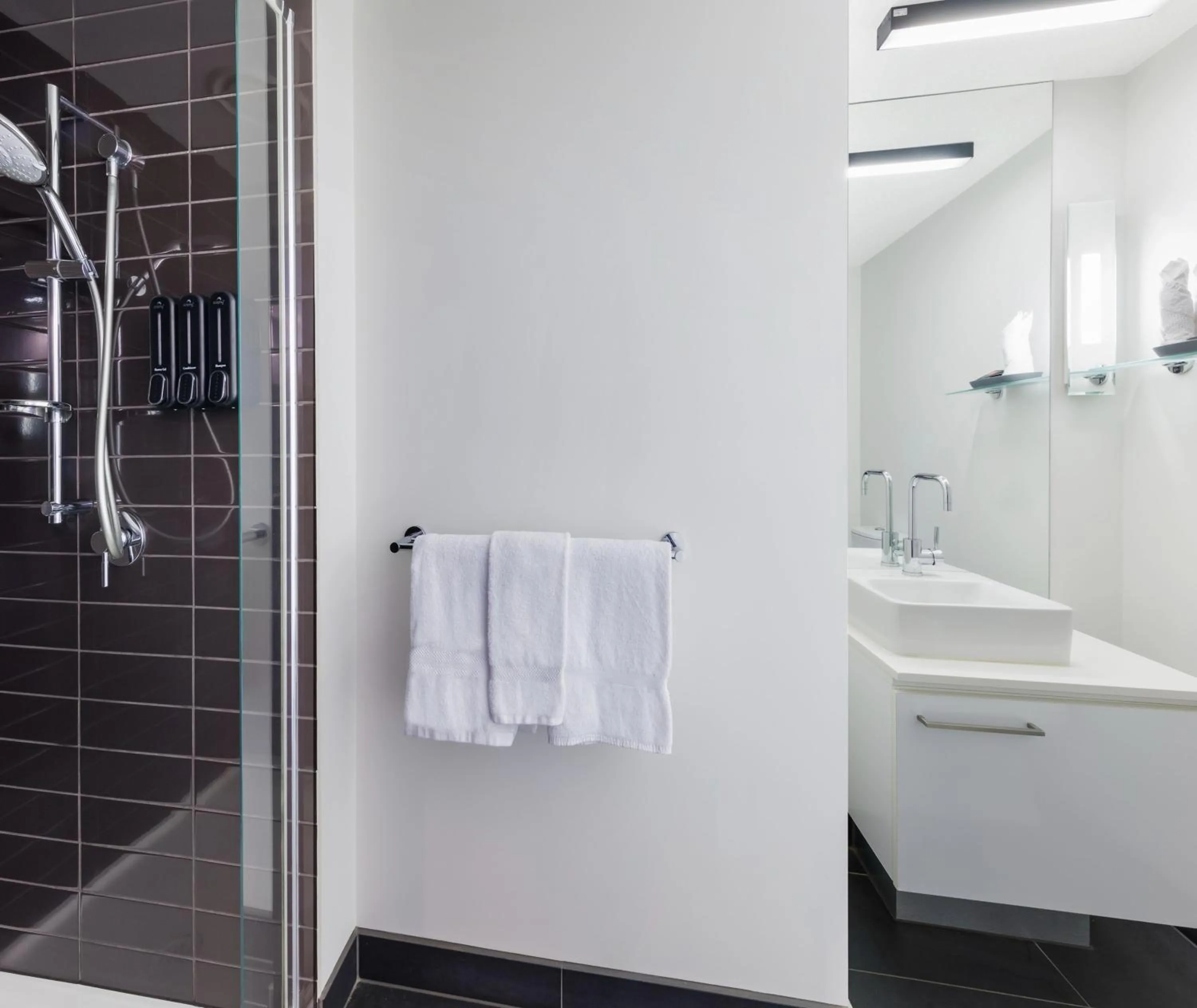 Bathroom in Oaks Melbourne St Kilda Road Hotel