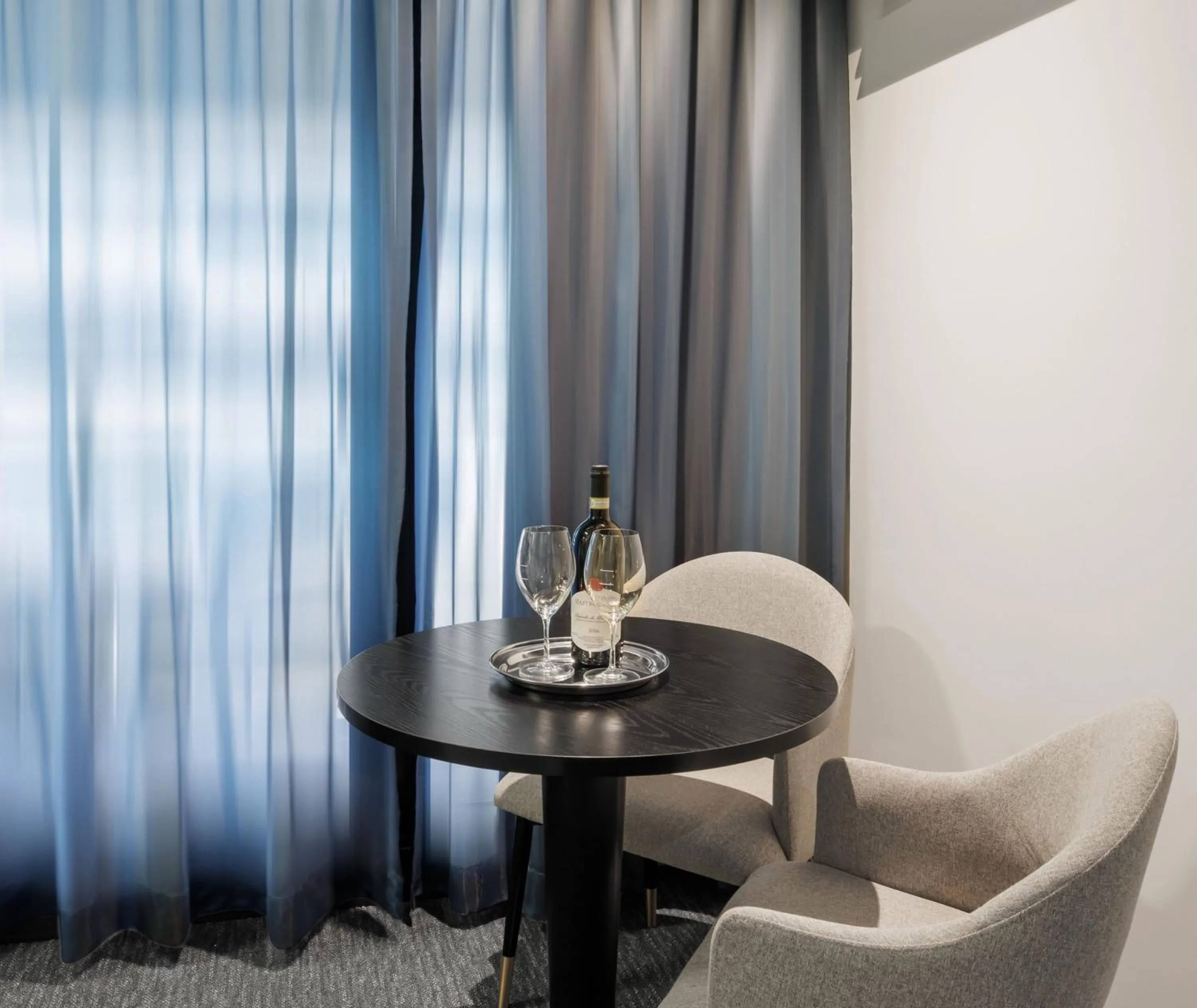 Seating area in Oaks Melbourne St Kilda Road Hotel