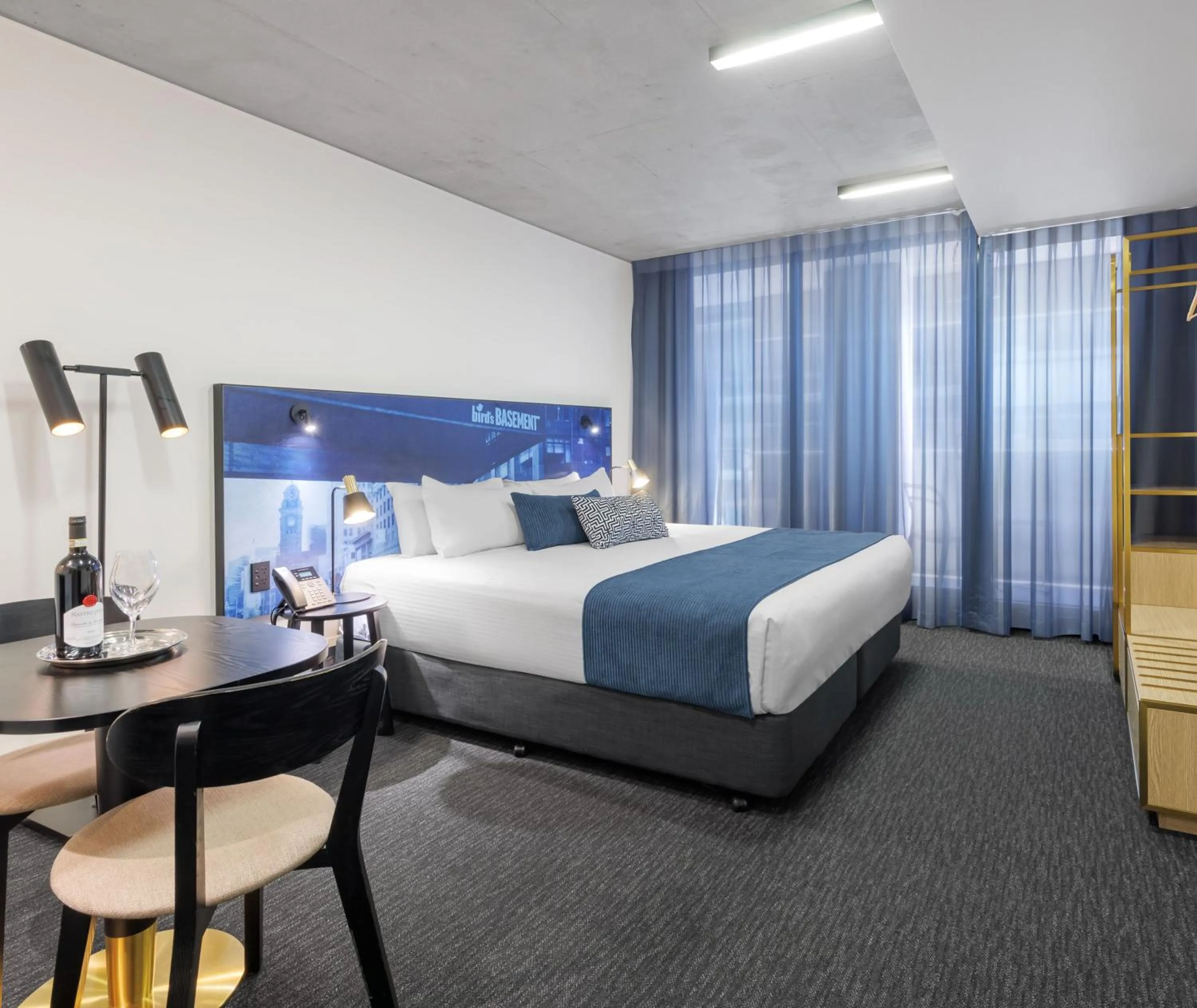 Bed in Oaks Melbourne St Kilda Road Hotel