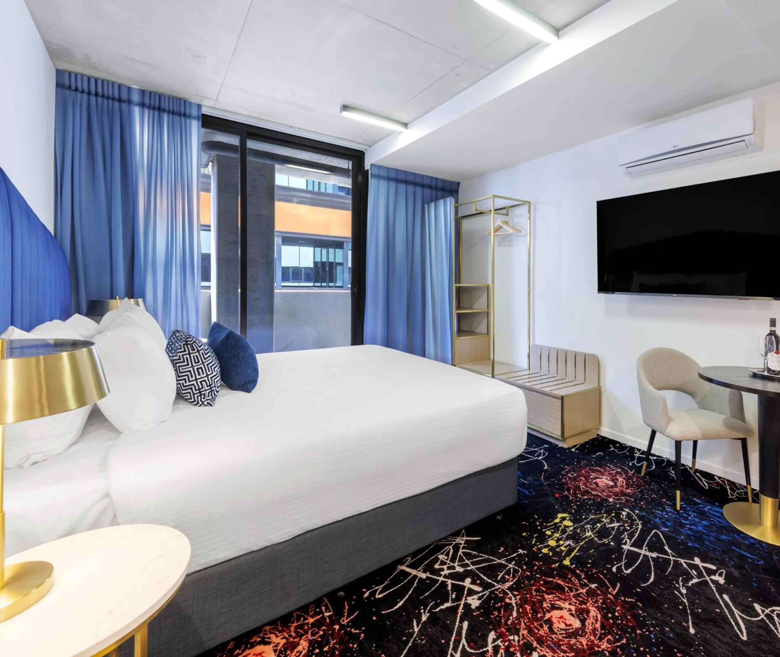 Bedroom, Bed in Oaks Melbourne St Kilda Road Hotel