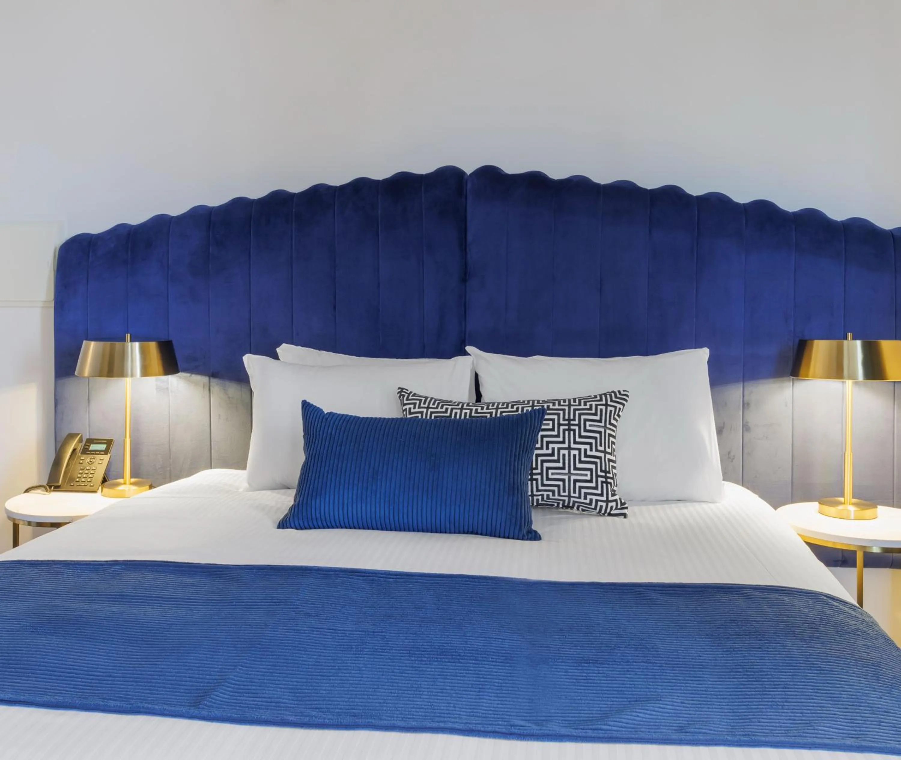 Bed in Oaks Melbourne St Kilda Road Hotel